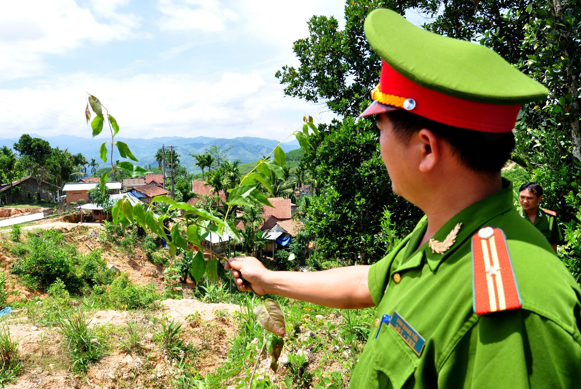 Dan lang buon, be tac la tim den...cai chet hinh anh