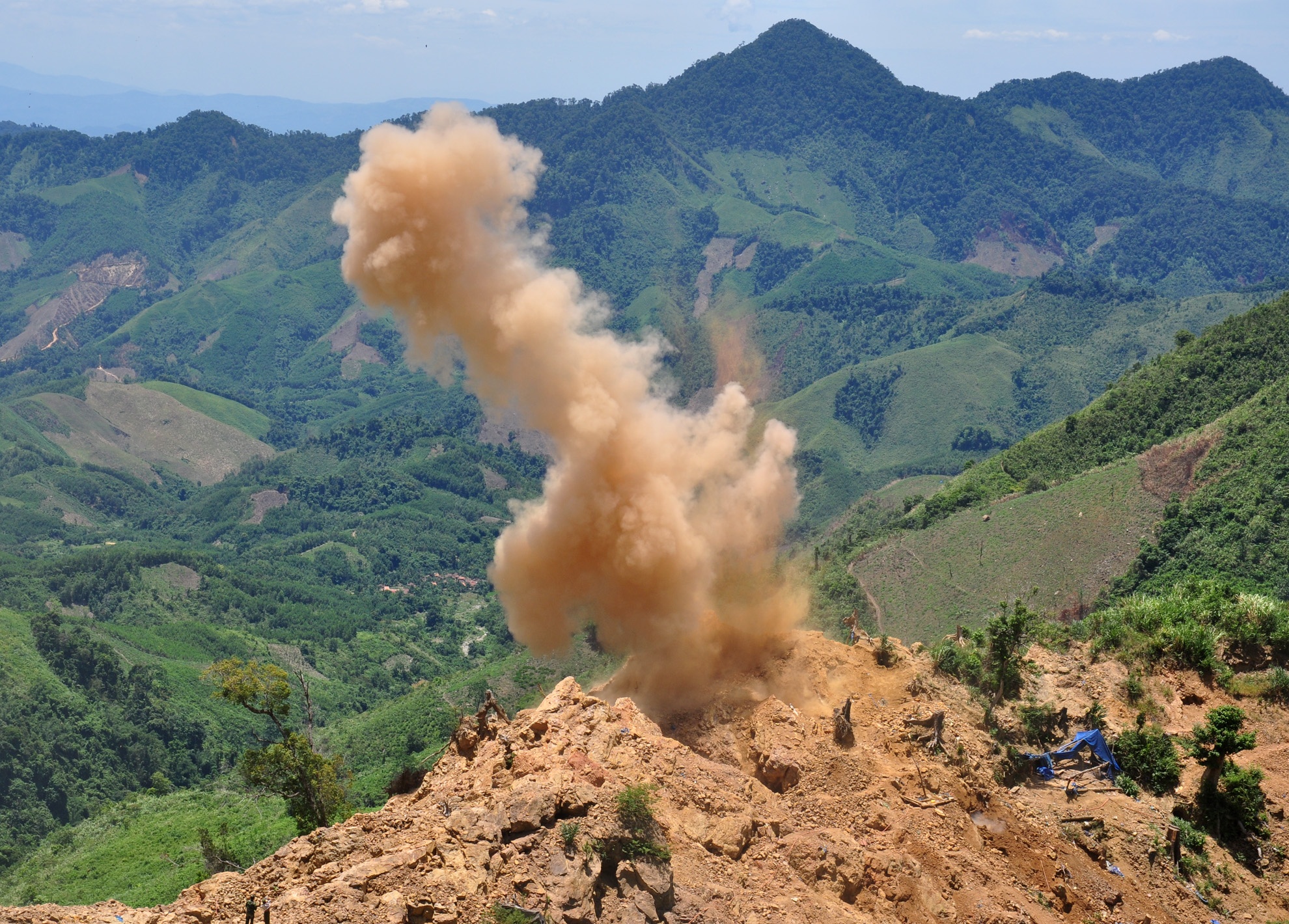 Bo doi cong binh dung min danh sap ham vang hinh anh