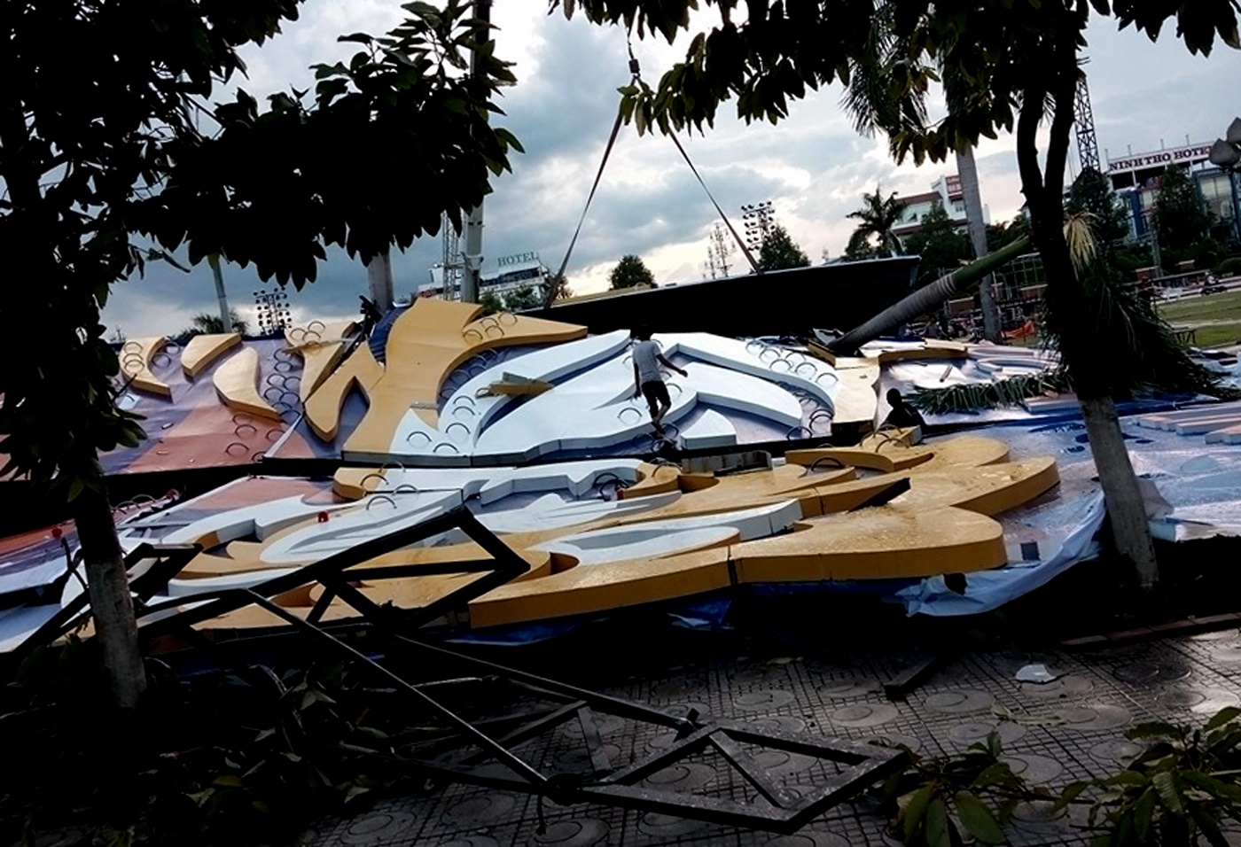 Buc tuong Tiger bang thep do sap, ba cong nhan bi thuong hinh anh