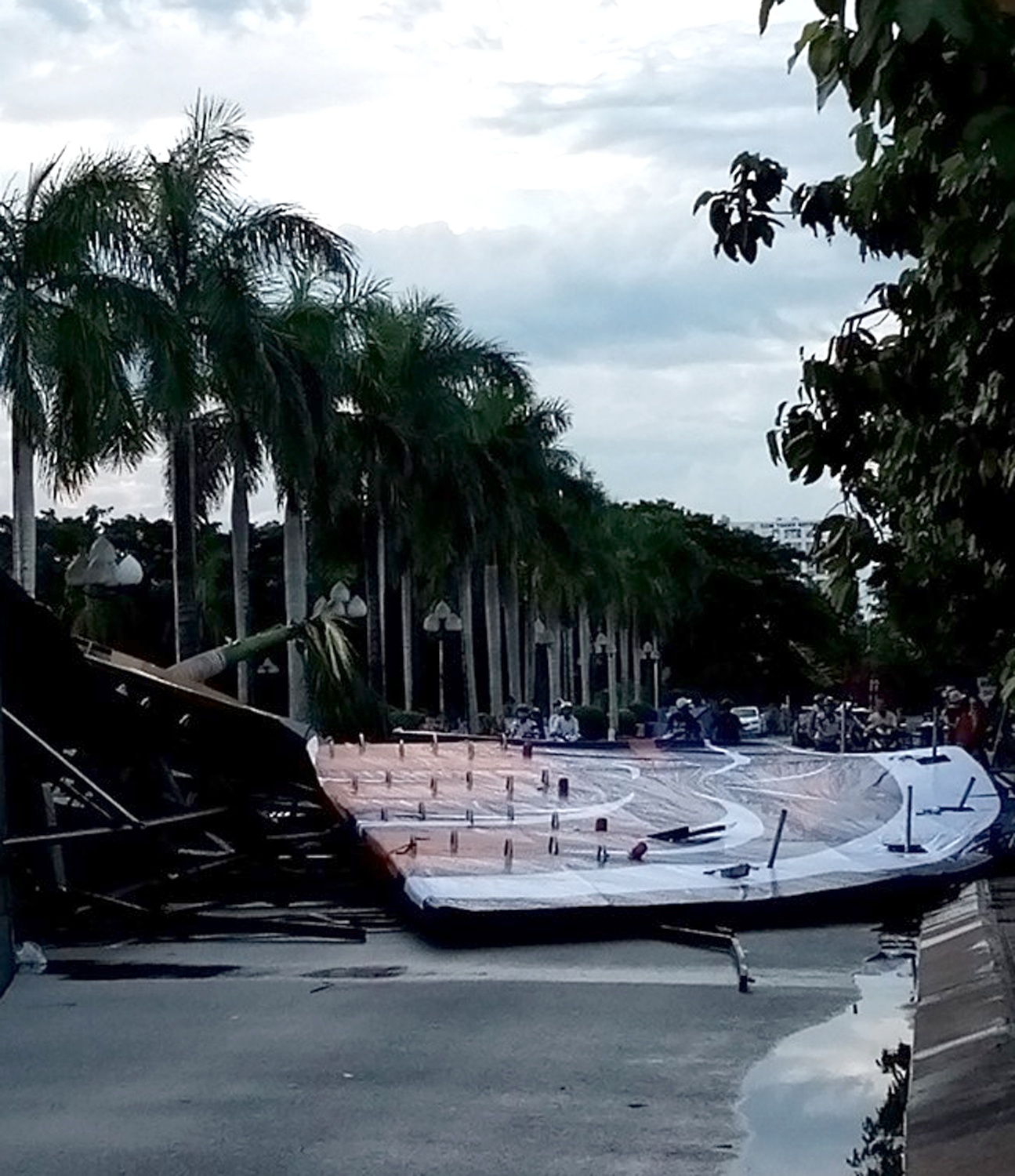 Hai nguoi bi thuong do buc tuong Tiger do sap anh 2