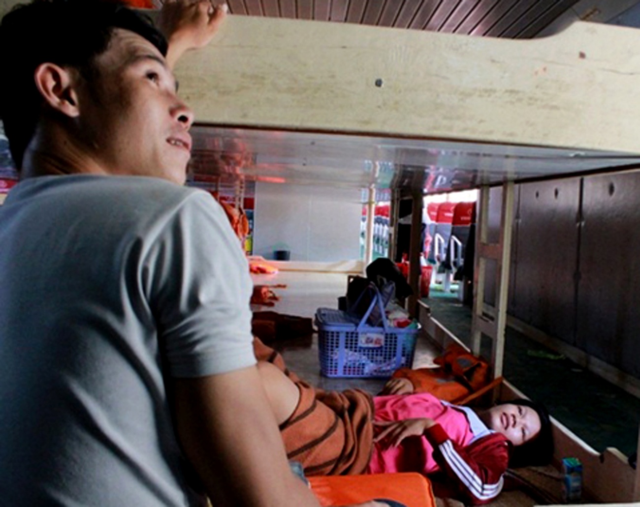 San phu sinh con tren tau cao toc giua bien hinh anh