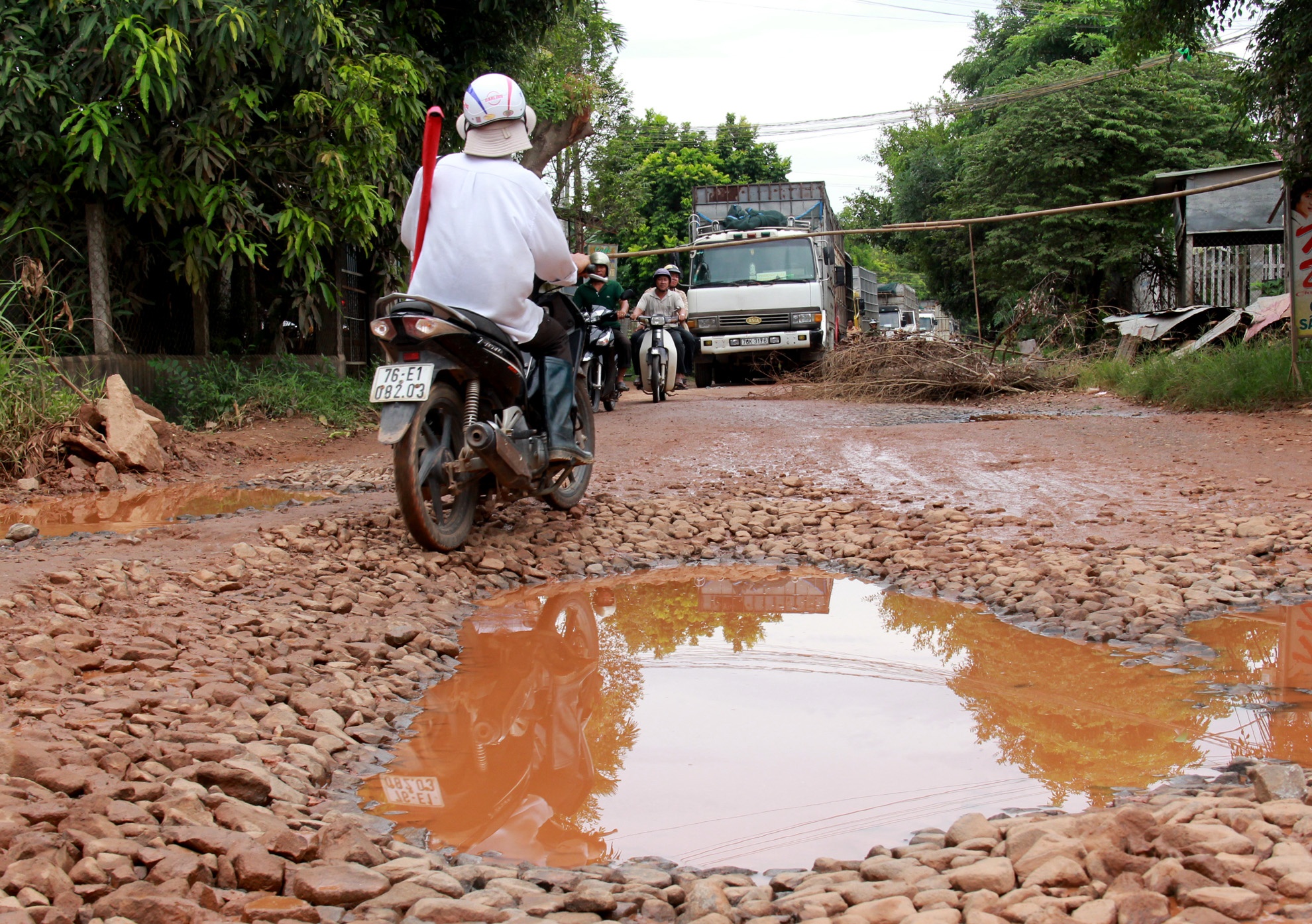 Duong bi pha nat, dan buc xuc chan xe tai cho go hinh anh
