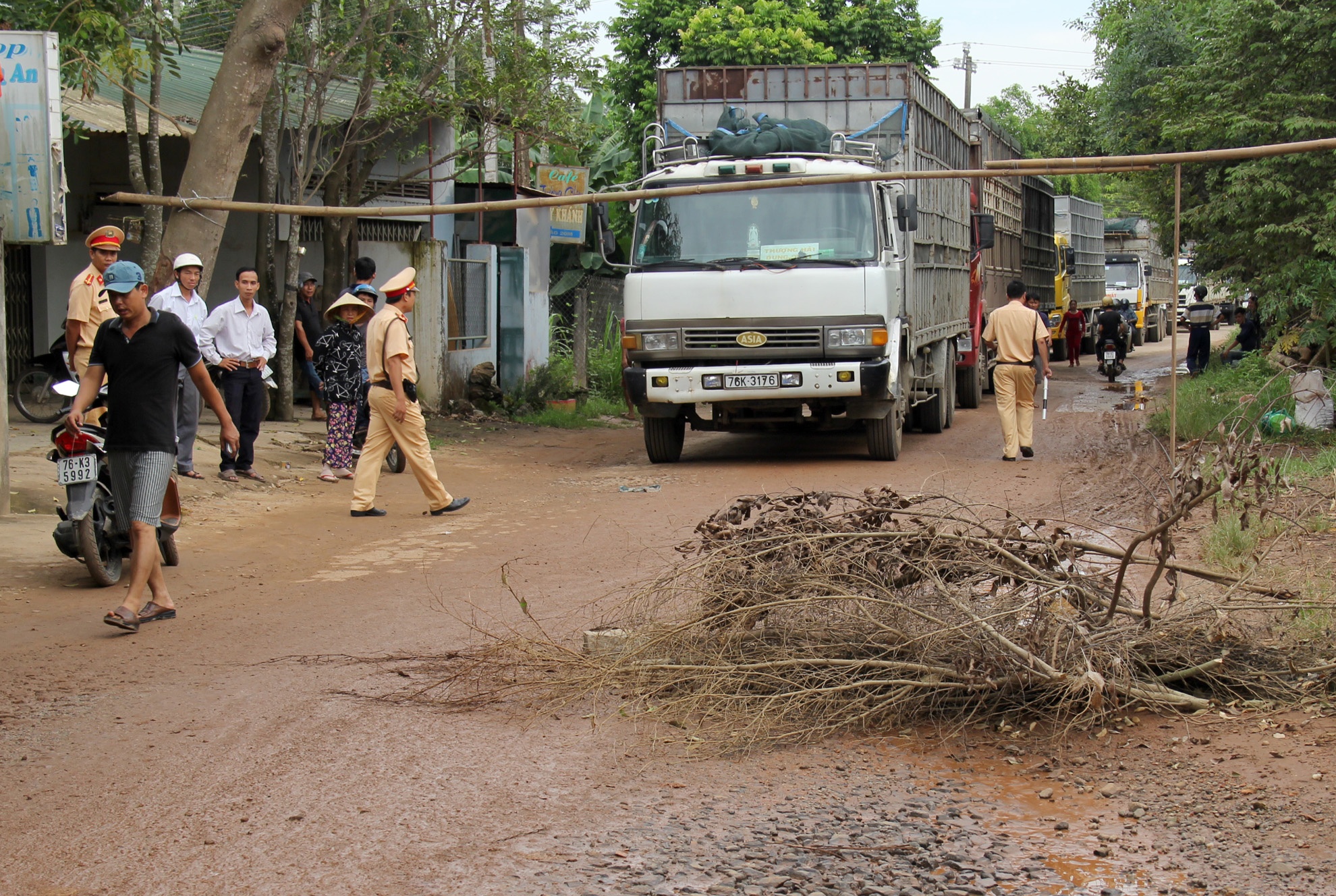 Dan chan xe tai cho go dam anh 1