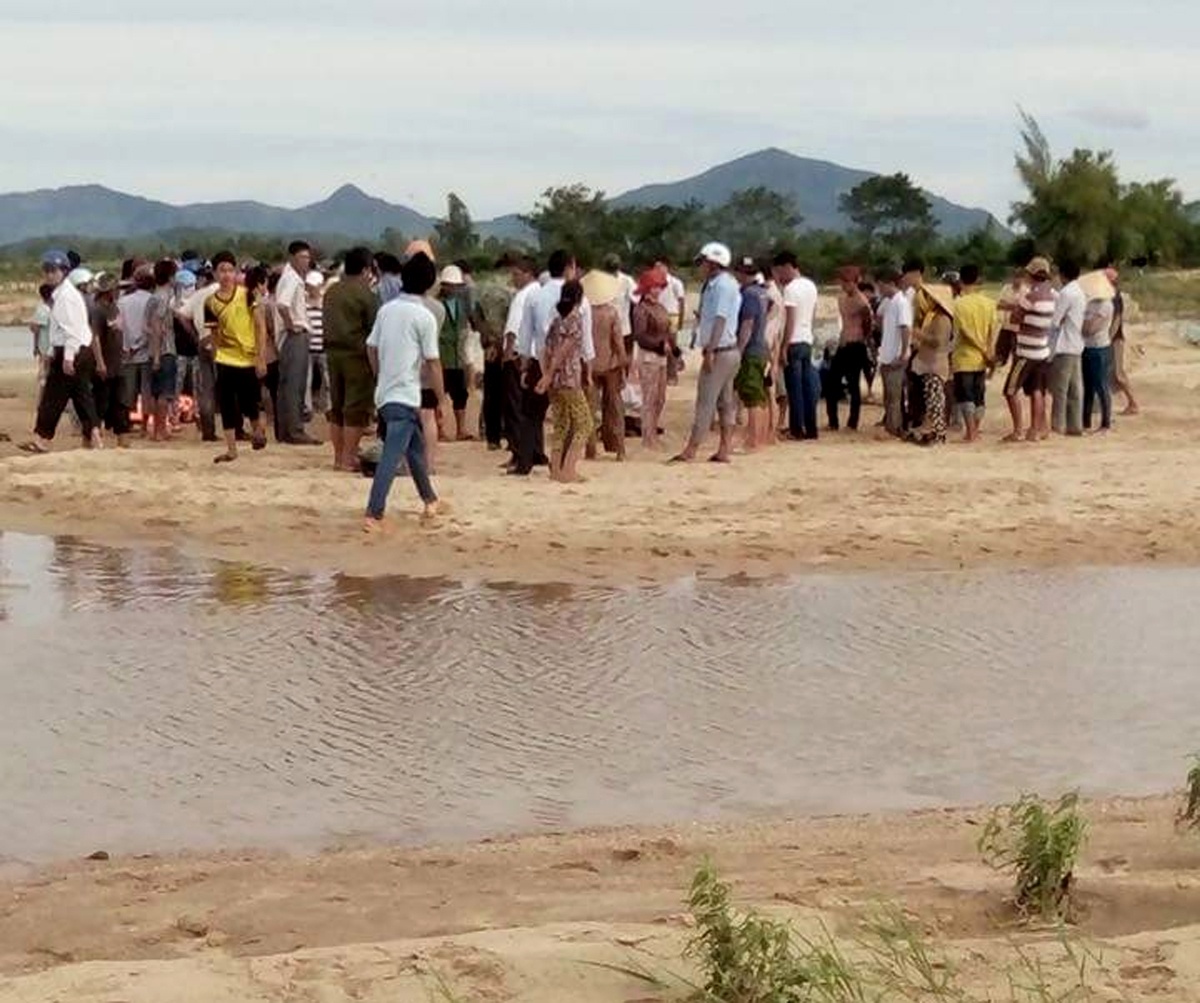 Ba nam sinh Binh Dinh truot chan xuong ho sau chet duoi hinh anh