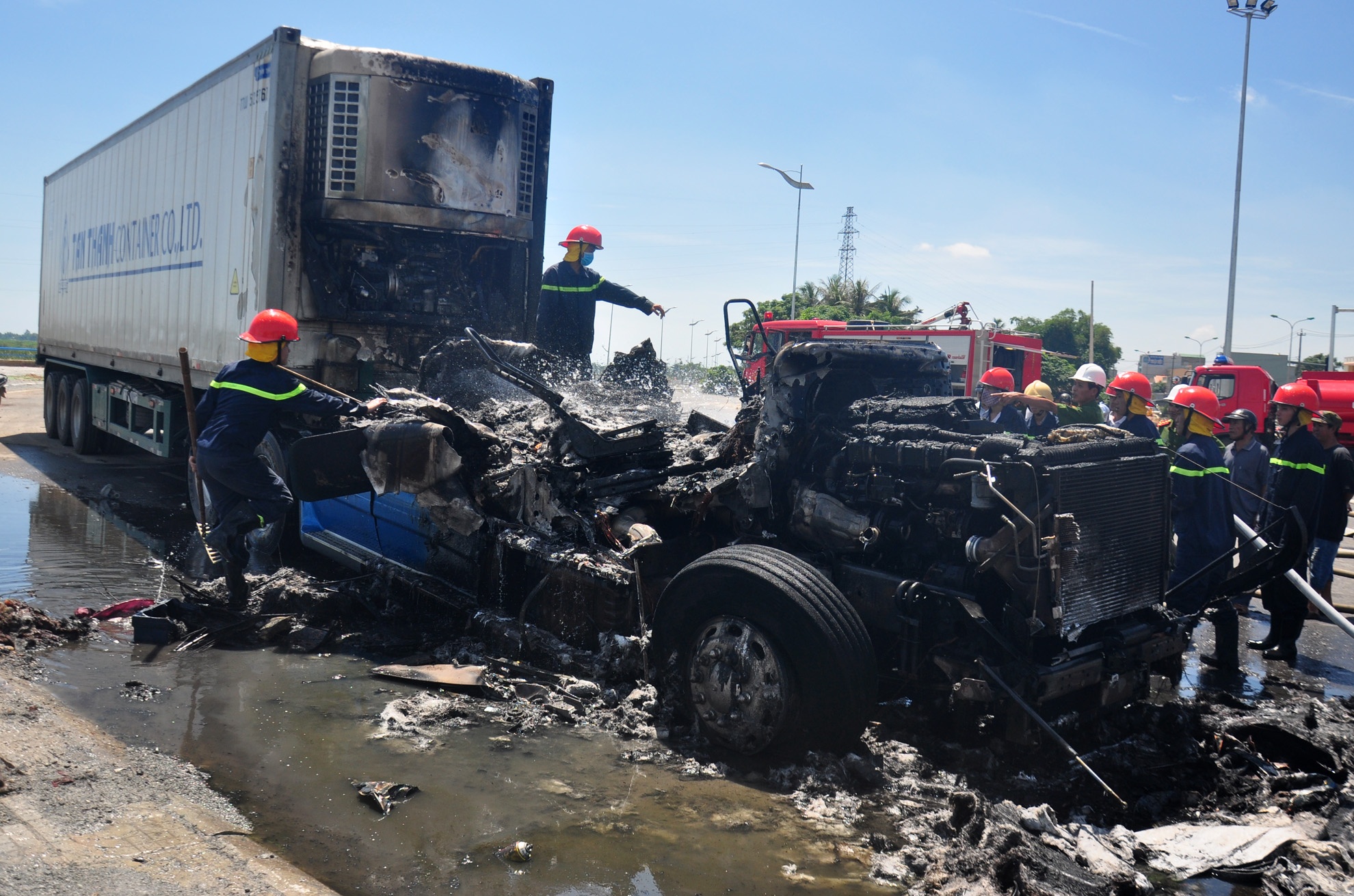 Xe container boc chay ngun ngut ben quoc lo 1 anh 2