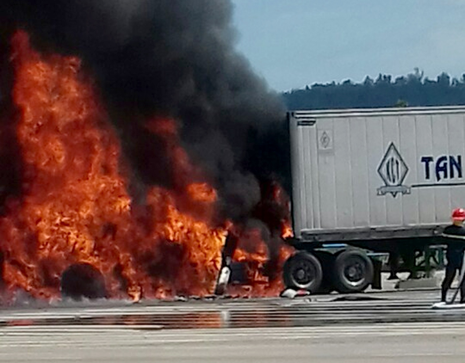 Xe container boc chay ngun ngut ben quoc lo 1 hinh anh