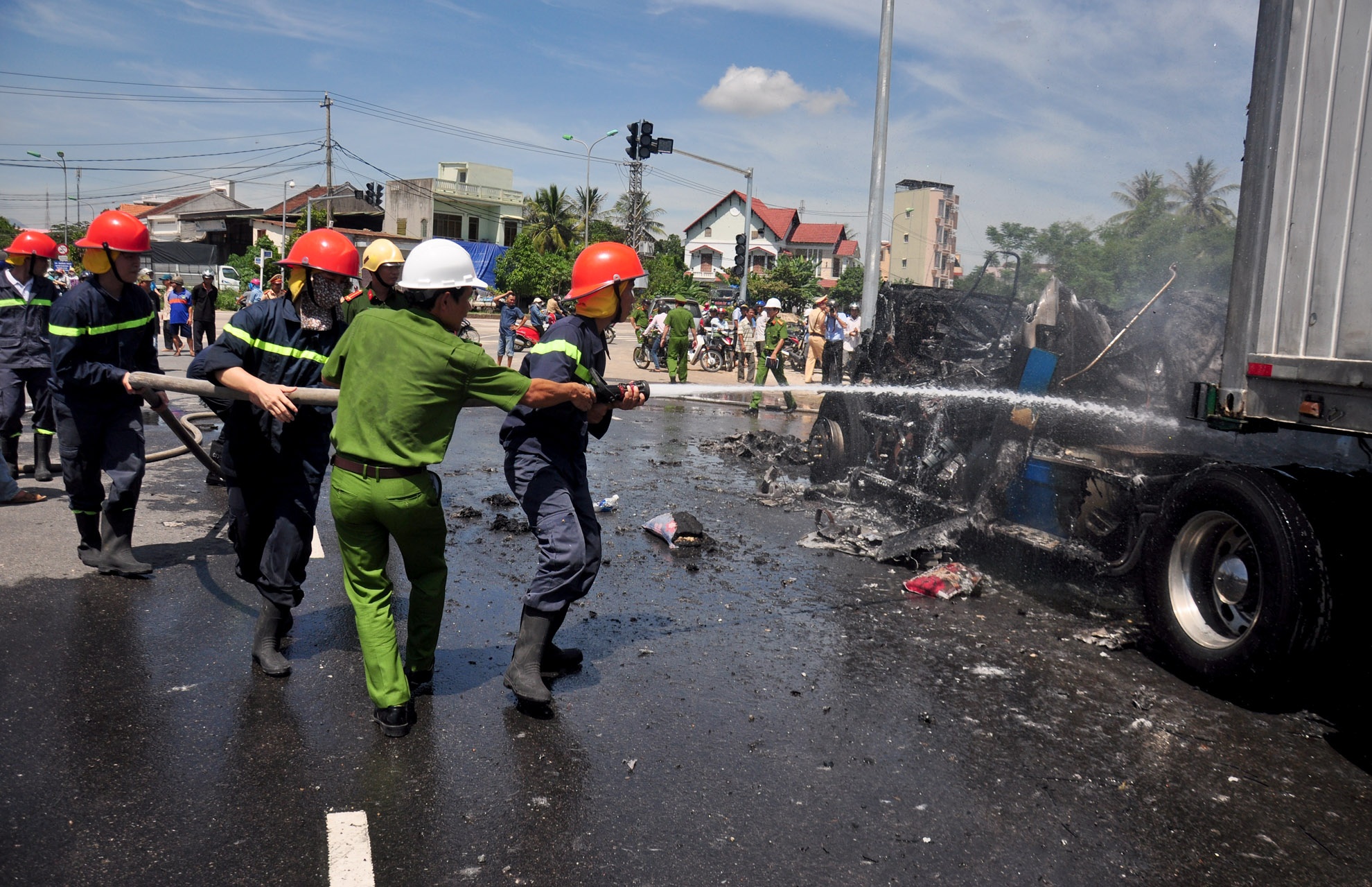 Hang chuc canh sat chua chay xe container boc chay ben quoc lo 1 hinh anh