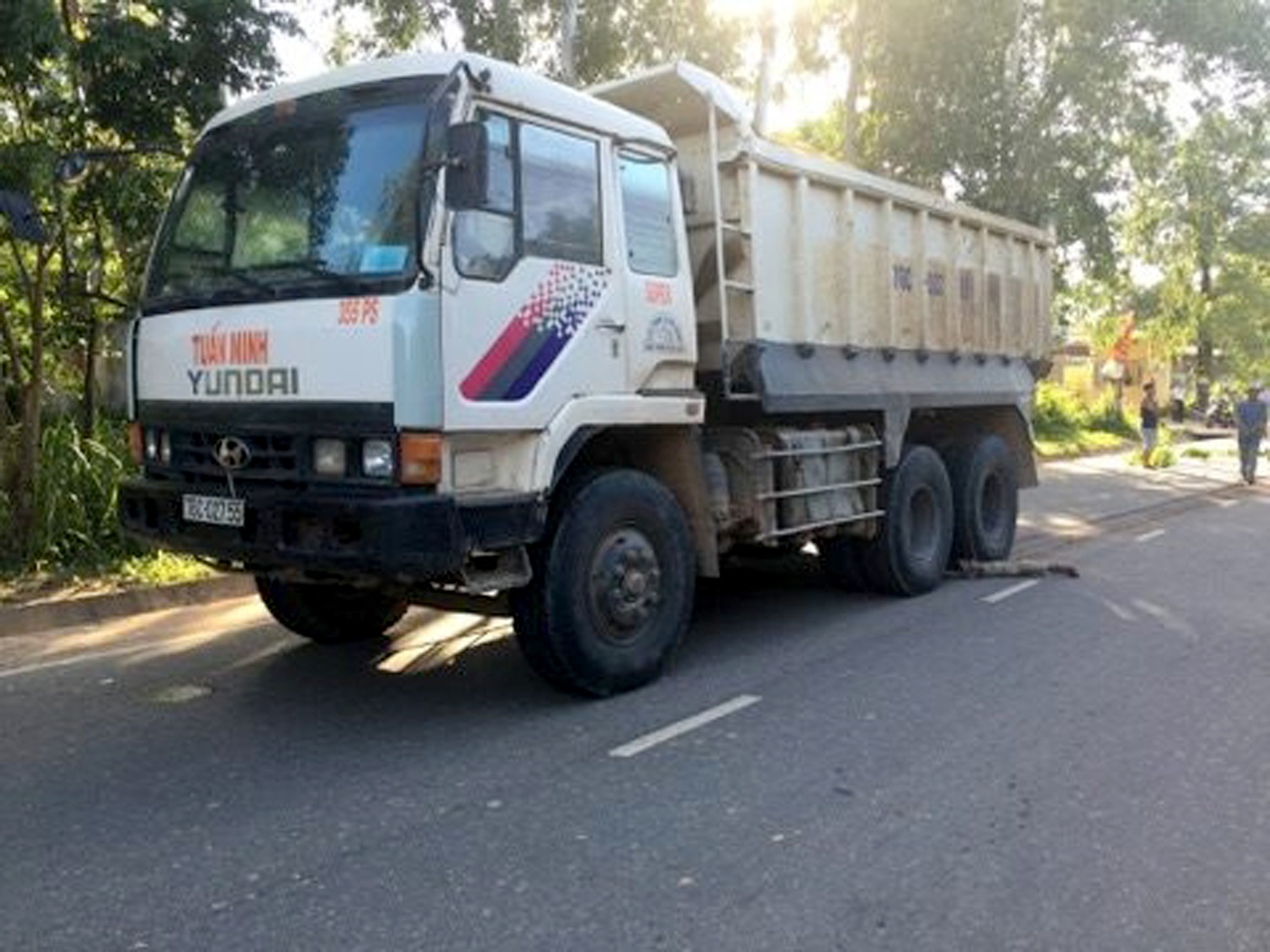 Xe tai cho vat lieu lam duong cao toc tong chet hai cha con hinh anh