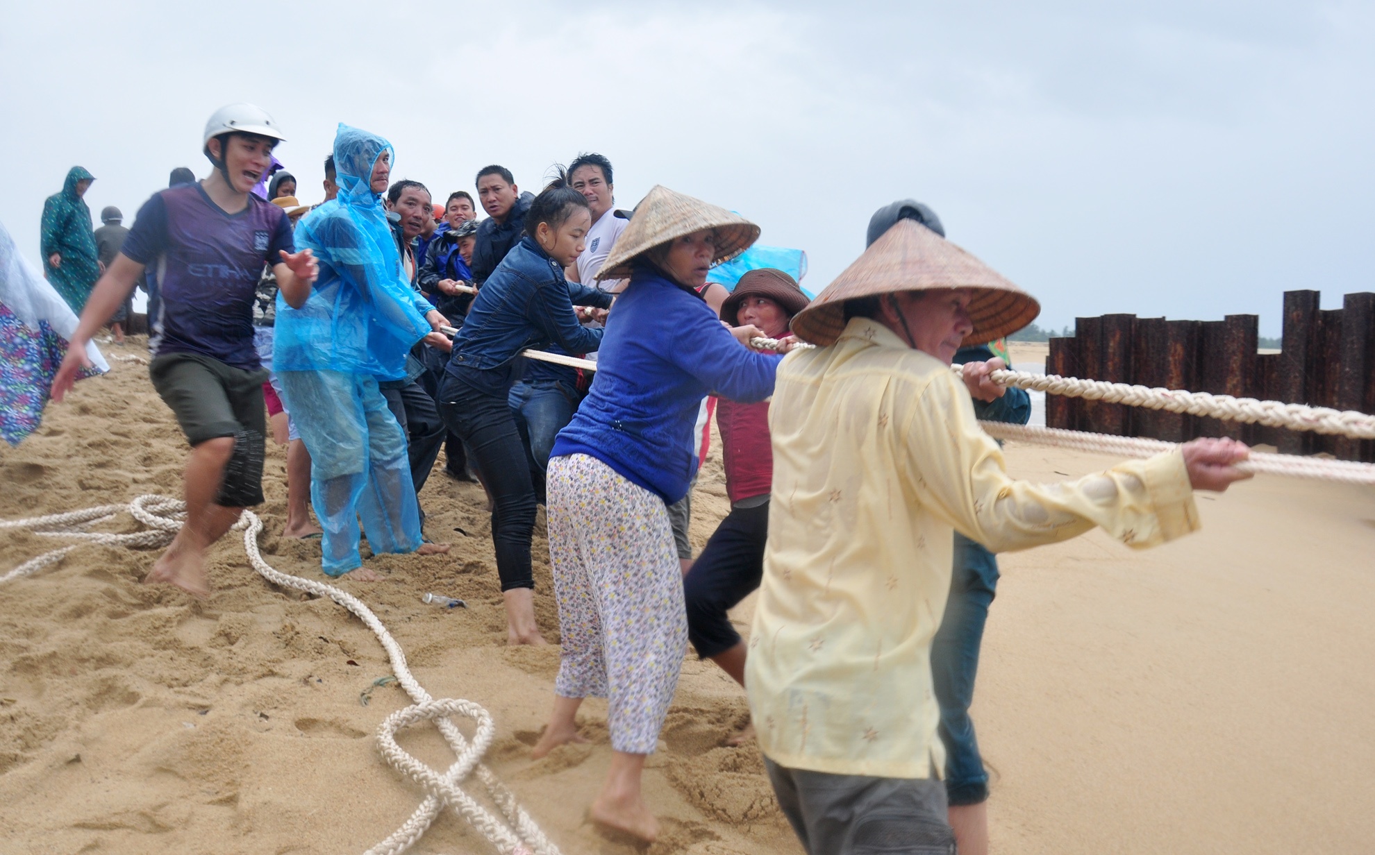 Ca tram nguoi cuu ho hai tau ca mac can, chim o cua Dai hinh anh
