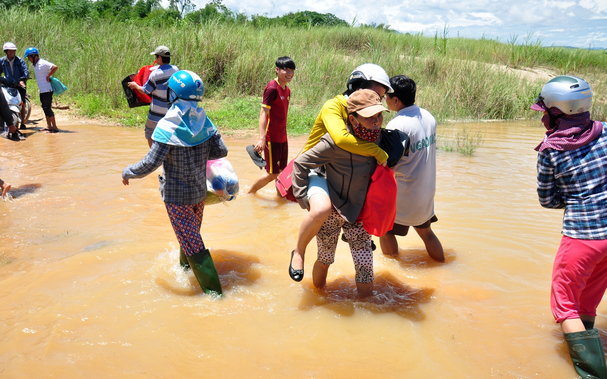 Di do qua song mua lu nguy hiem anh 8