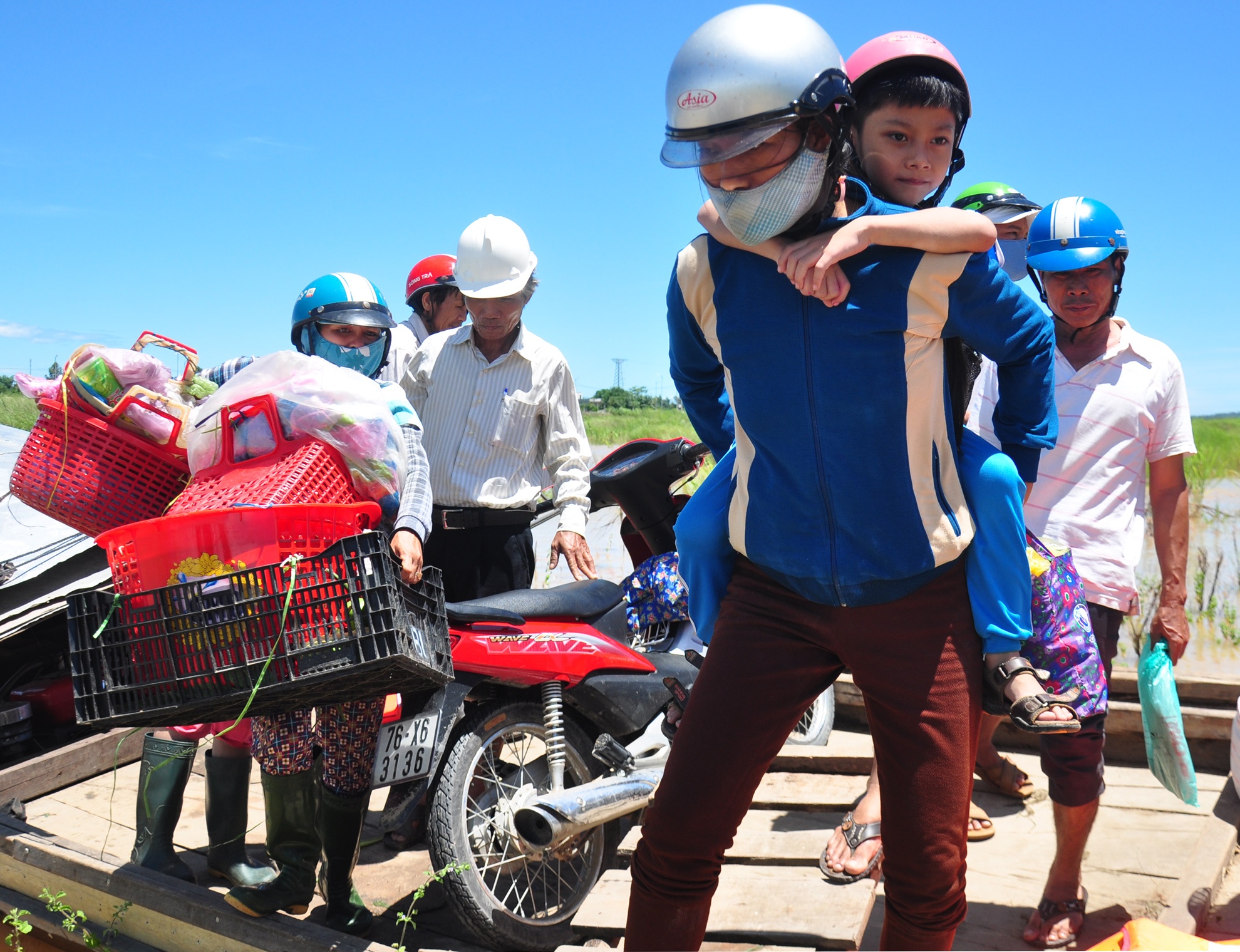 Di do qua song mua lu nguy hiem anh 9