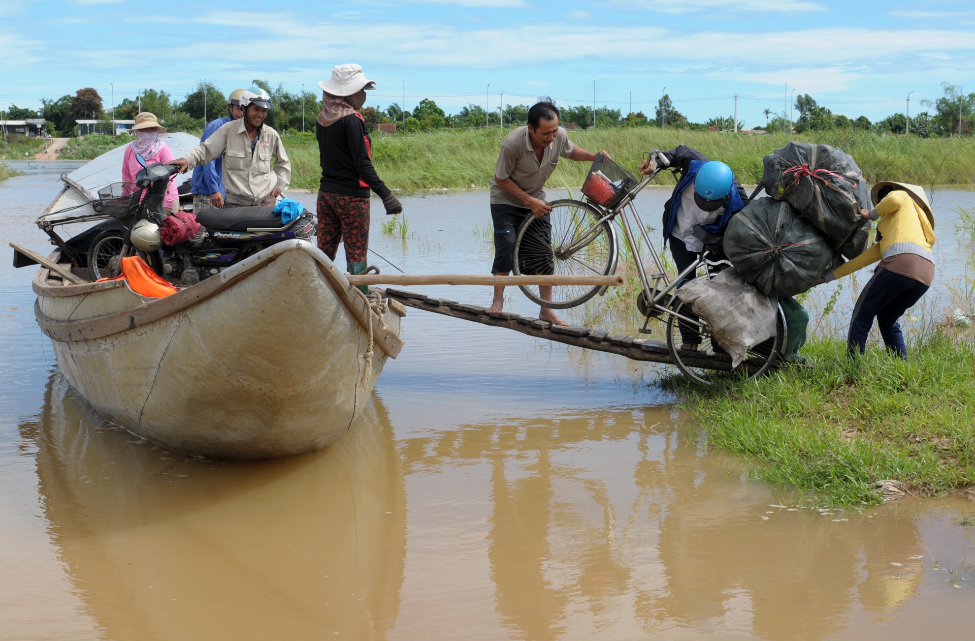 Di do qua song mua lu nguy hiem anh 3