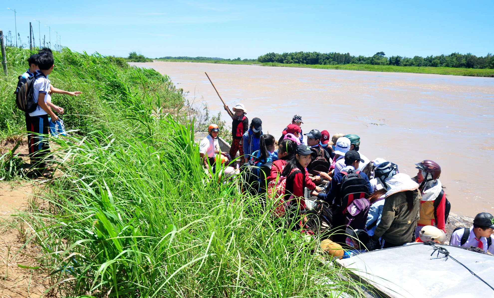 Di do qua song mua lu nguy hiem anh 10