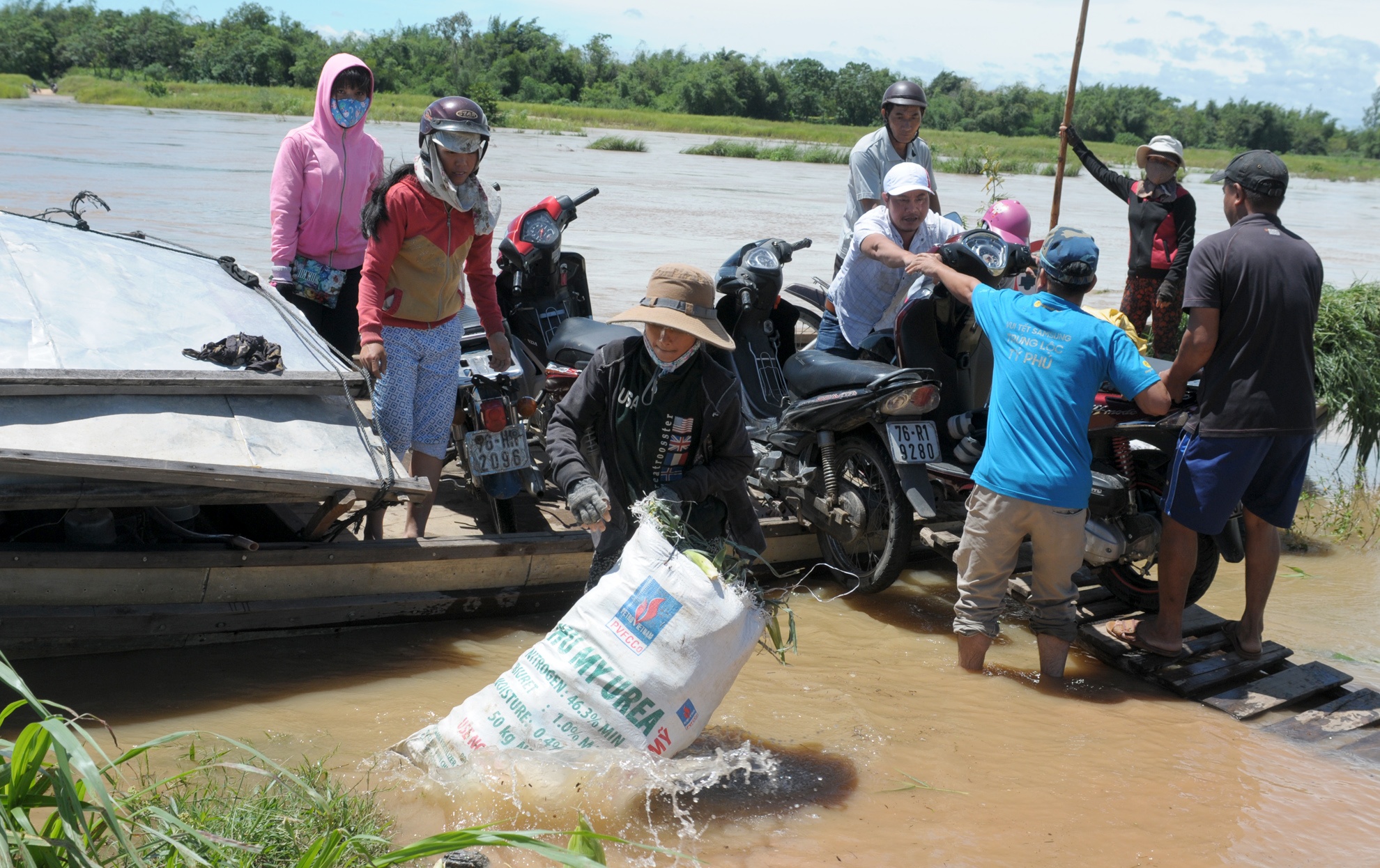 Di do qua song mua lu nguy hiem anh 4