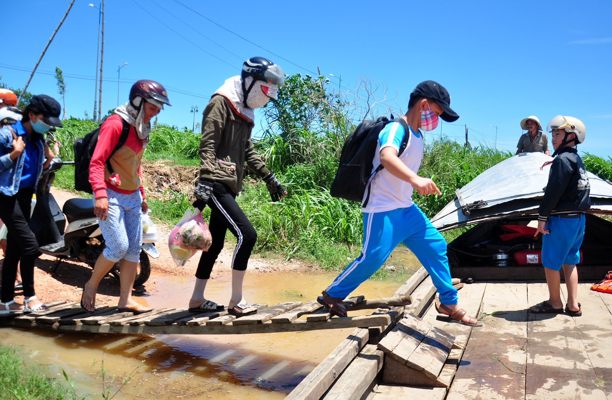 Di do qua song mua lu nguy hiem anh 2