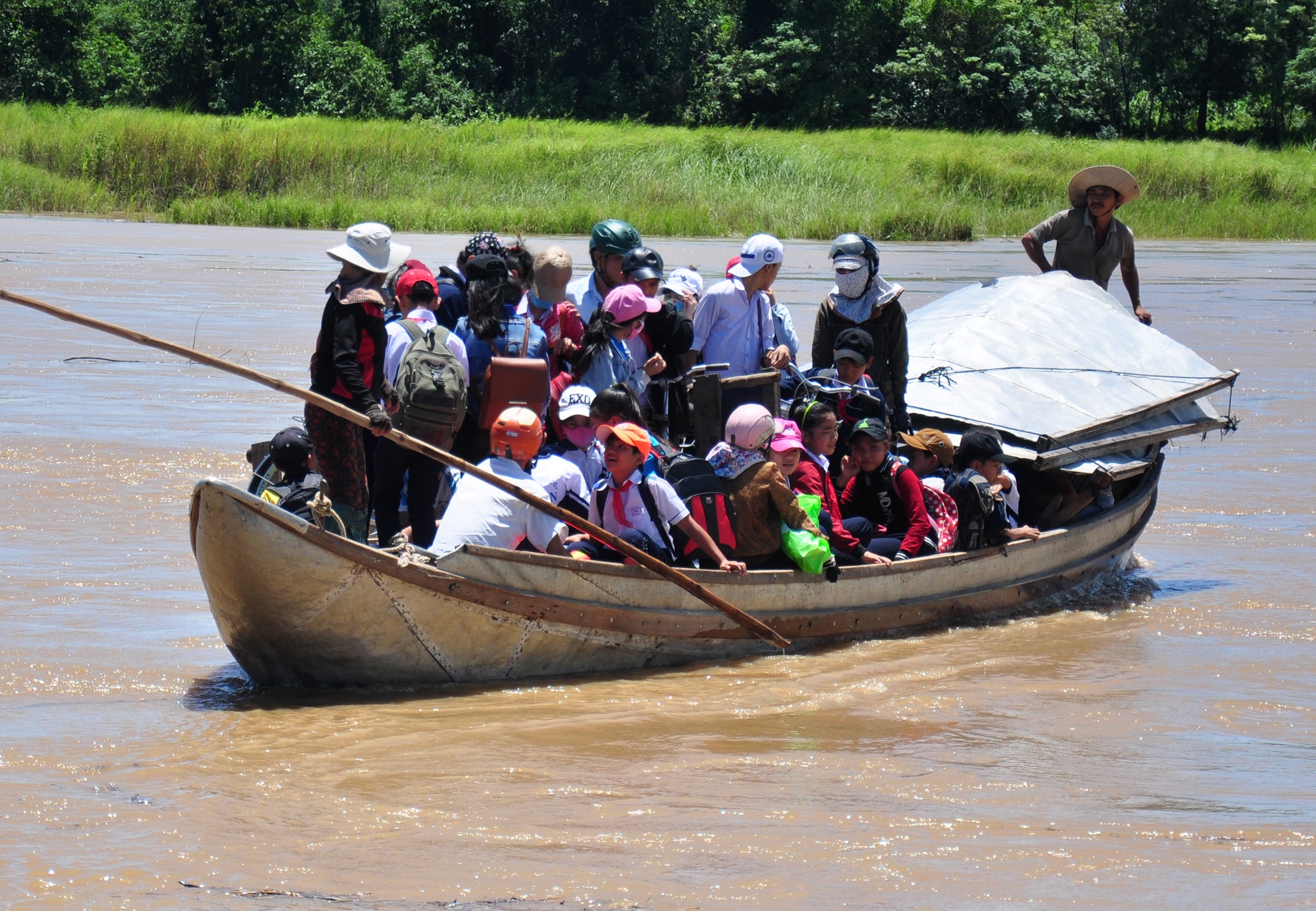 Hang chuc nguoi chen chuc tren chuyen do qua song mua lu hinh anh