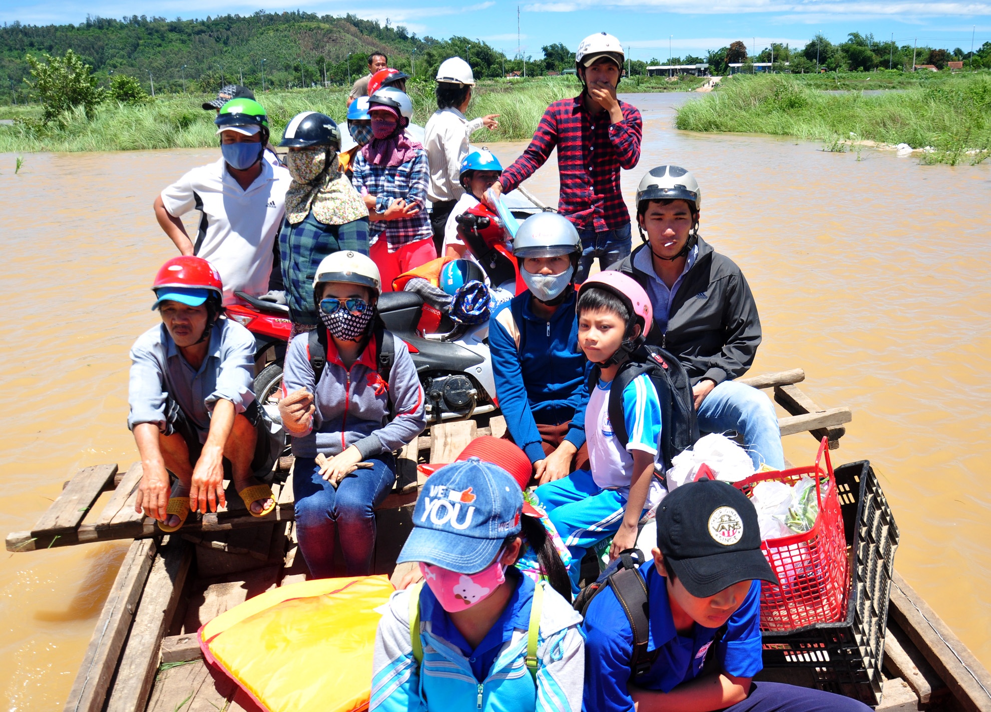 Nguoi dan 'Oc dao song Tra' chen chuc qua do mua lu hinh anh