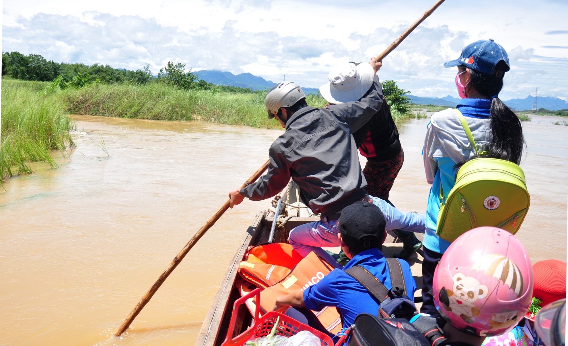 Di do qua song mua lu nguy hiem anh 7