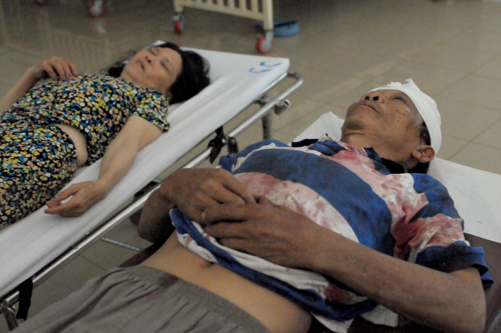 Gia dinh 2 anh em danh nhau gianh loi di, 7 nguoi bi thuong hinh anh