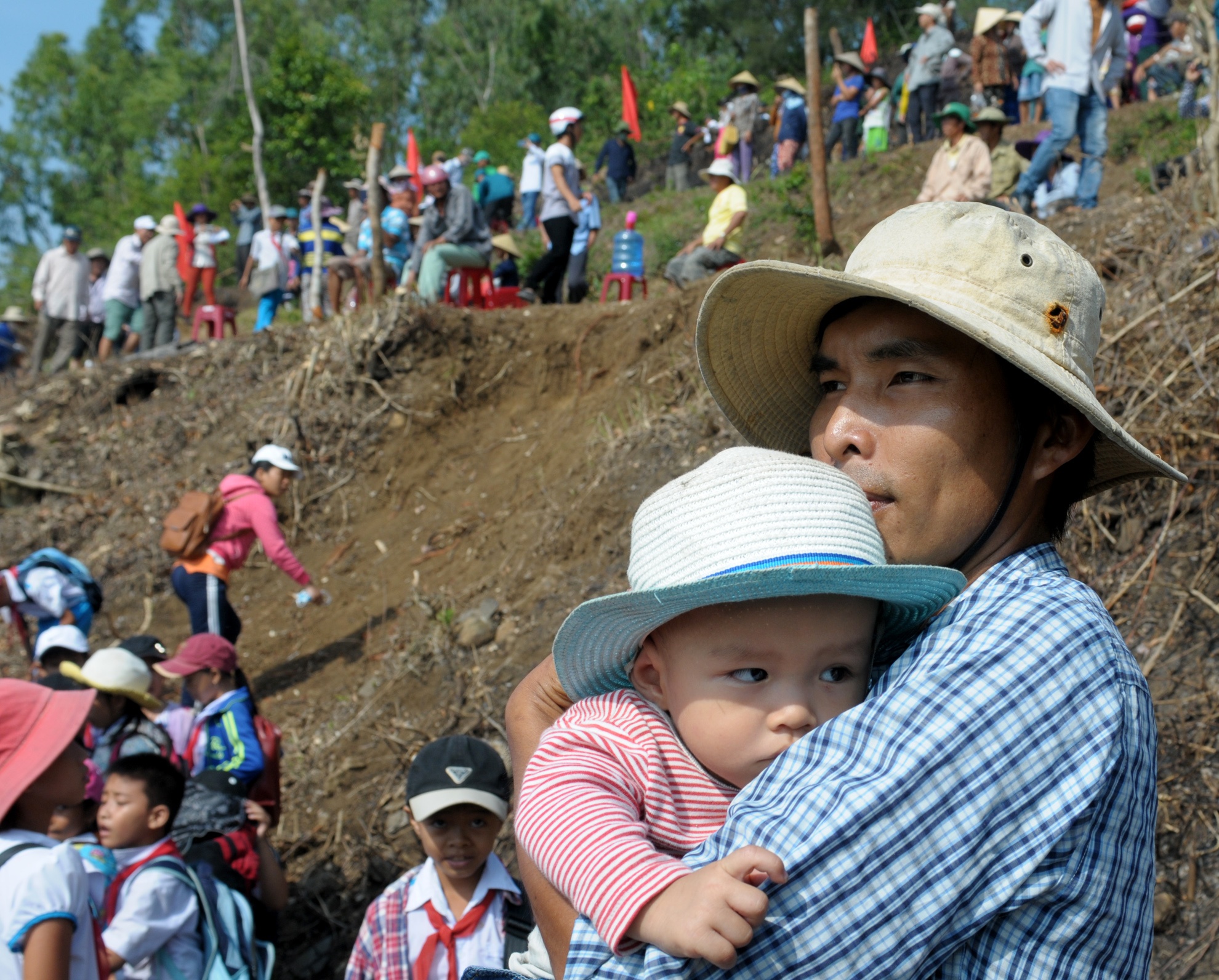 Hon 2.000 nguoi dien tap ung pho song than o Quang Ngai hinh anh