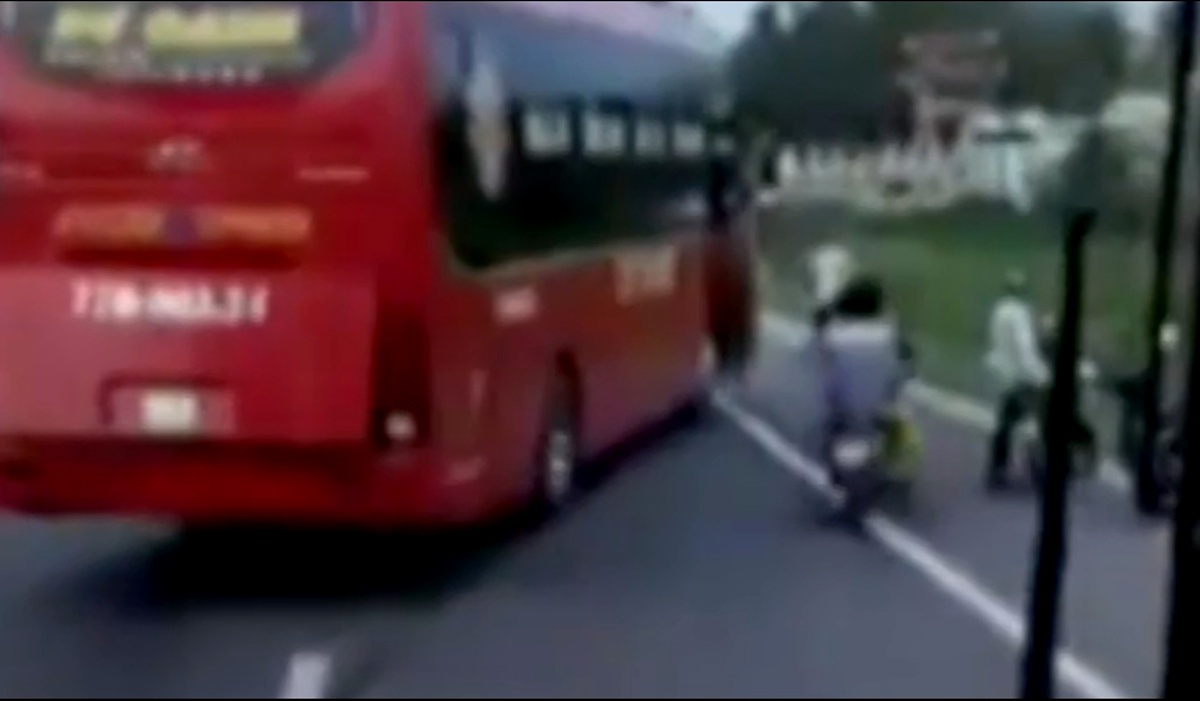 Hanh khach la het vi xe khach danh vong chan dau hinh anh