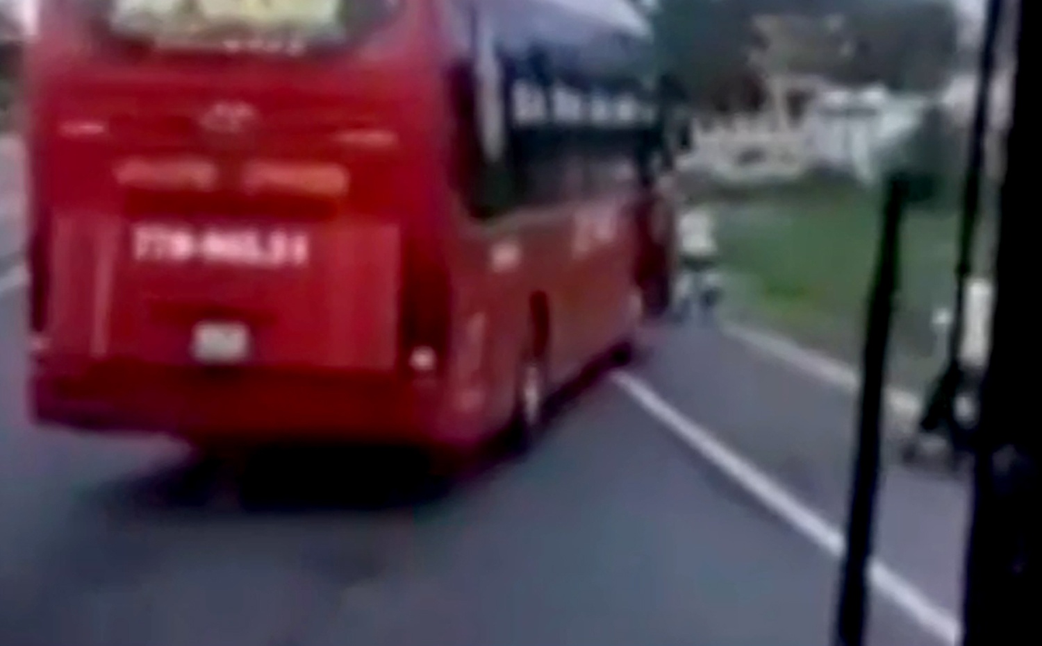 Kien nghi tuoc phu hieu xe khach danh vong tren quoc lo hinh anh