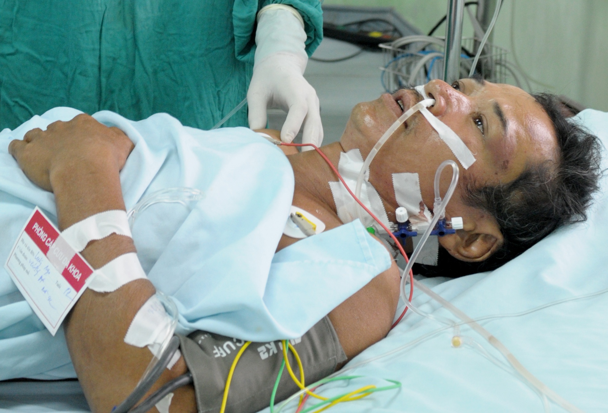 14 y bac si cuu nan nhan bi dam thung tim, phoi hinh anh