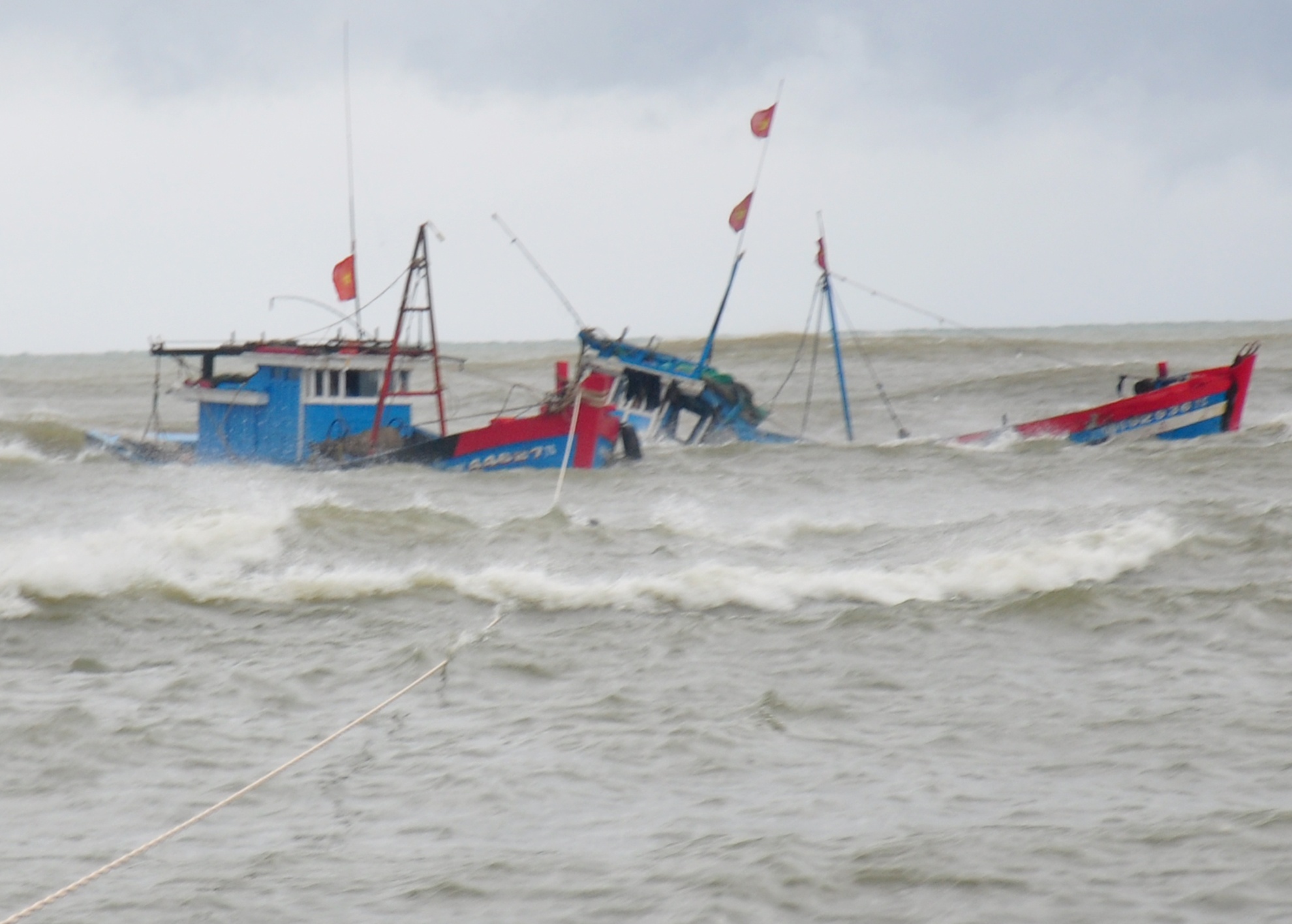 Tau ca chim o Truong Sa, 15 ngu dan troi dat giua bien hinh anh