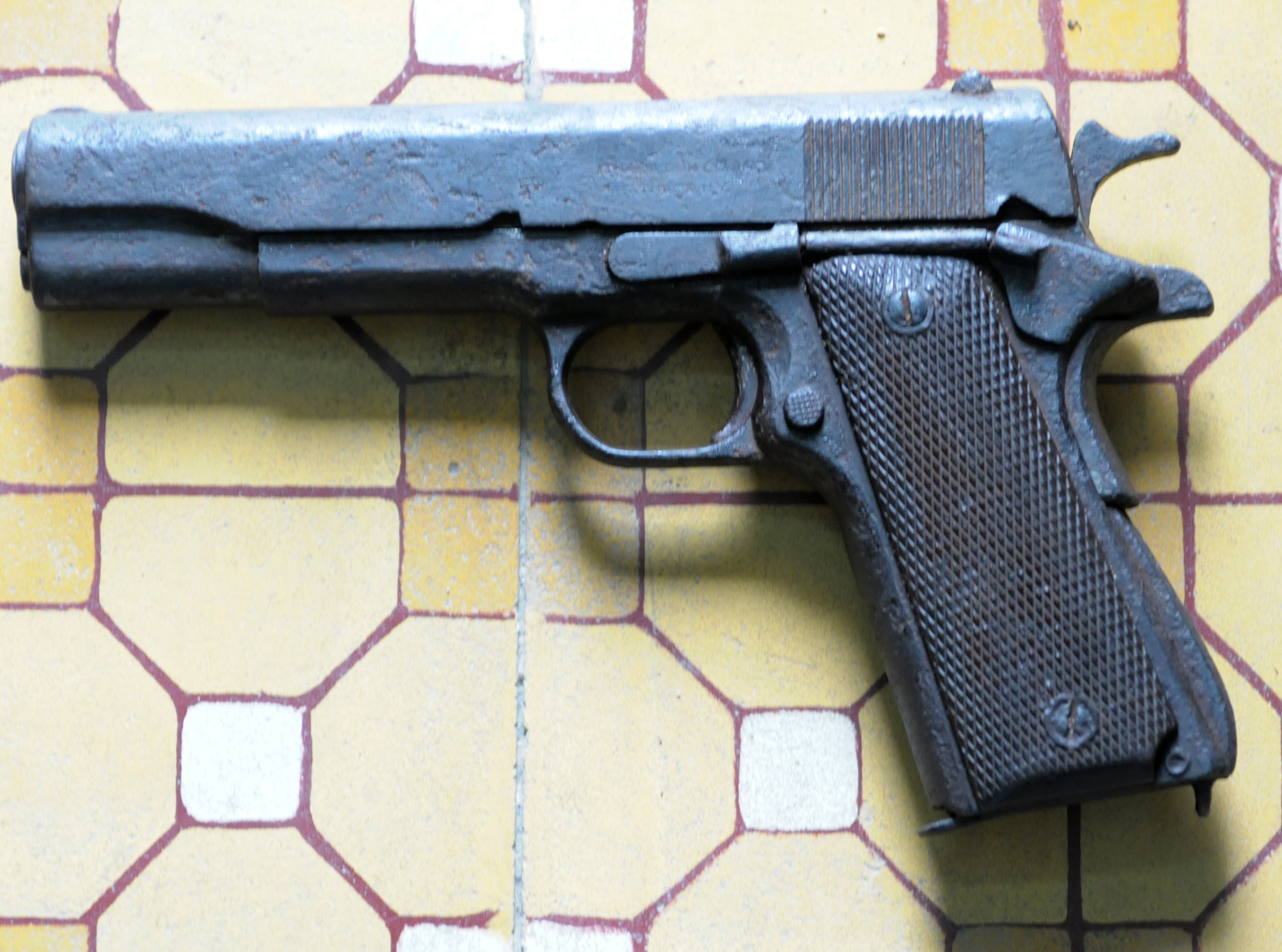 Phat hien sung K45 khi dang boi rac hinh anh