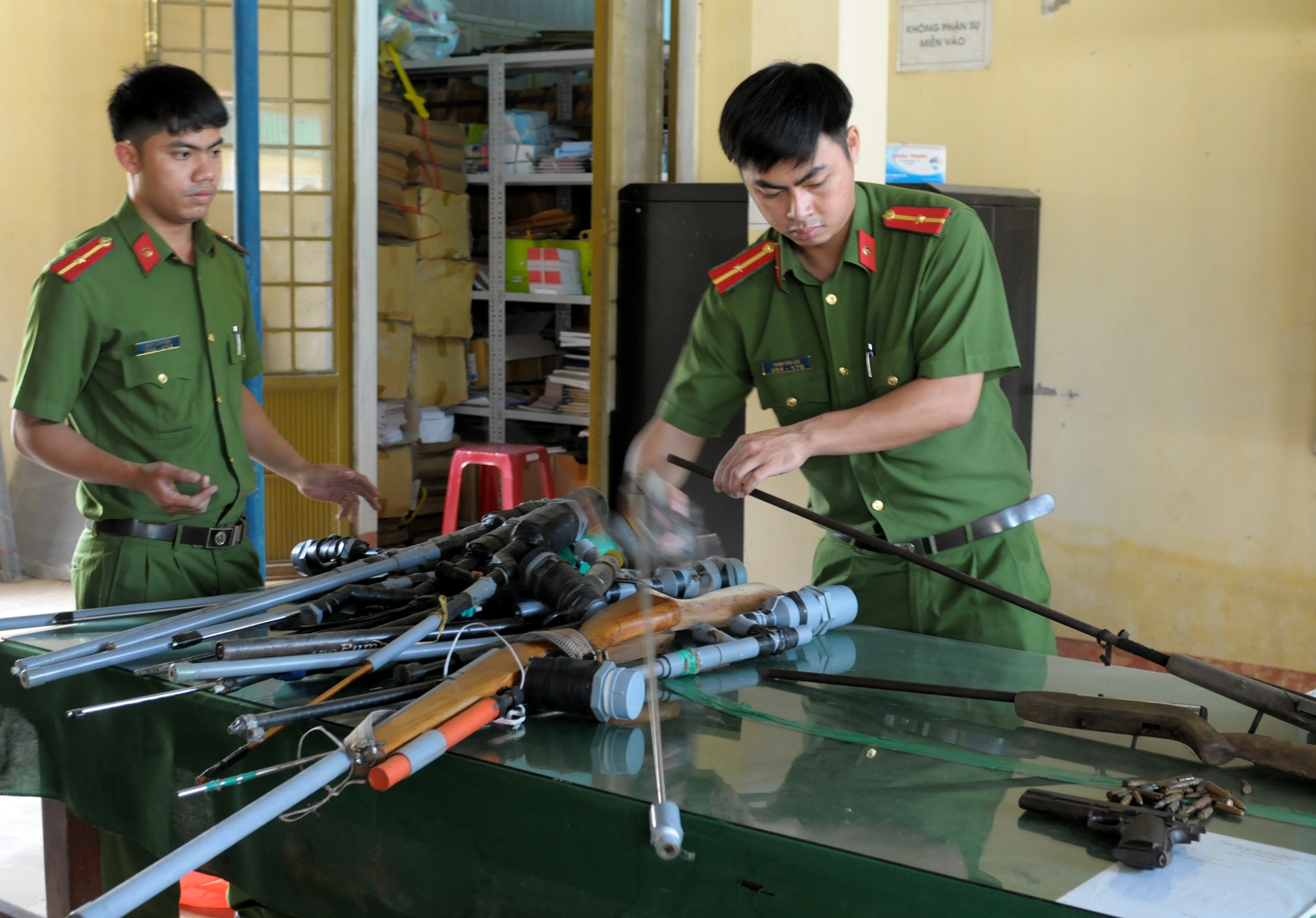 Bới rác thải tìm thấy súng quân dụng ảnh 2 Boi rac thai tim thay sung quan dung anh 2