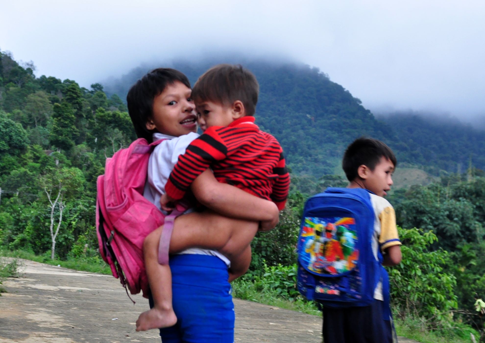 Gian nan hoc chu tre ngheo vung cao Quang Ngai hinh anh