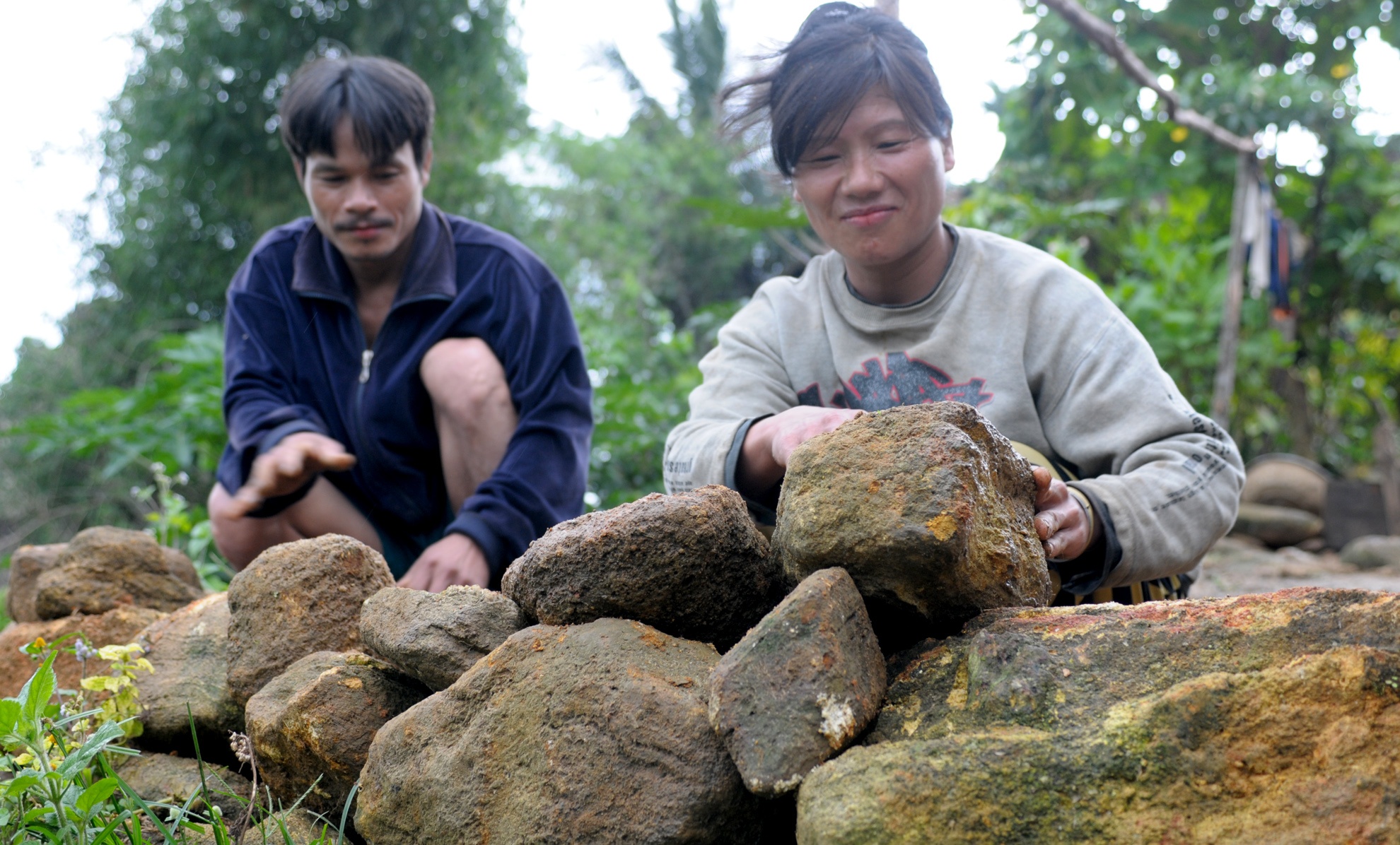 Lang biet lap giua nui rung Ca Dam hinh anh