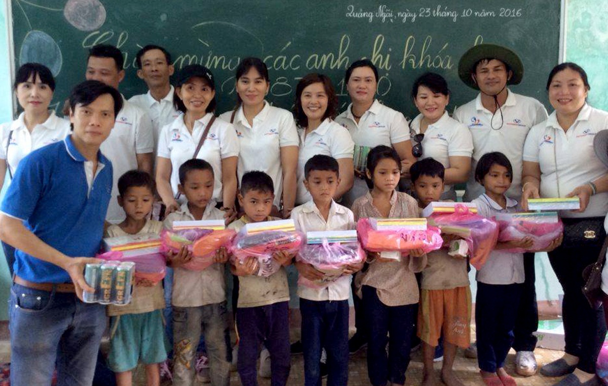 Tặng quà cho học sinh nghèo ảnh 1 Tang qua cho hoc sinh ngheo anh 1