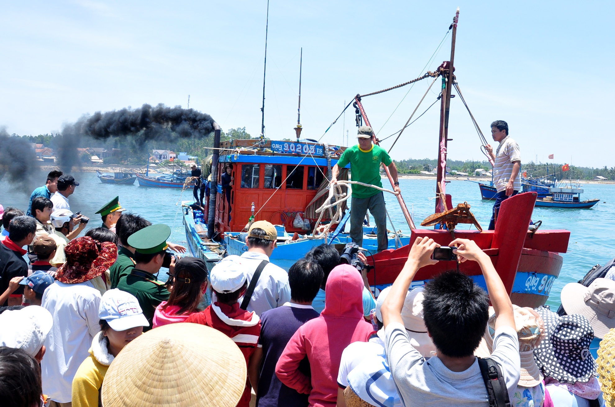 10 ngu dan Quang Ngai troi dat tren bien hinh anh
