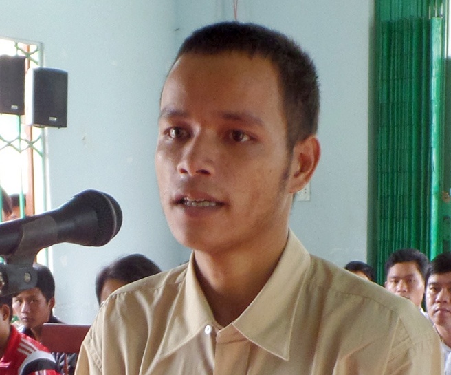 Chem anh trai vi bi can uong ruou hinh anh