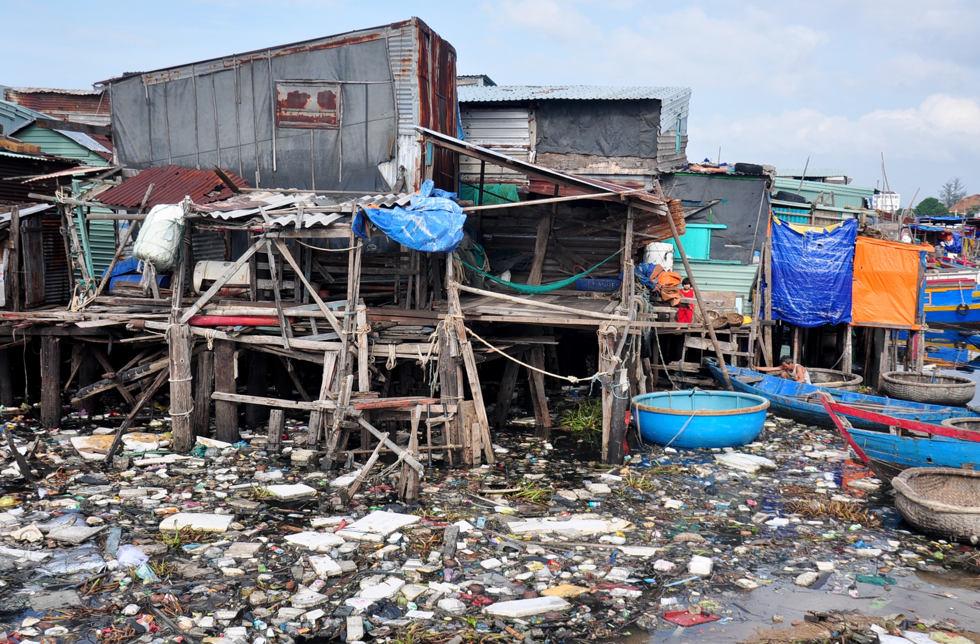 Song chung voi o nhiem moi truong bien hinh anh