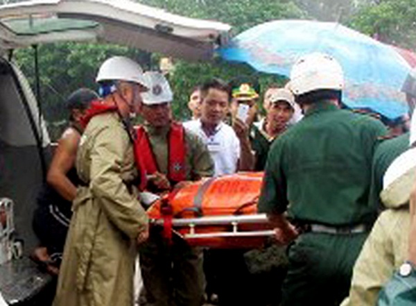 Ung cuu thuyen truong tau ca nguy kich tren bien hinh anh