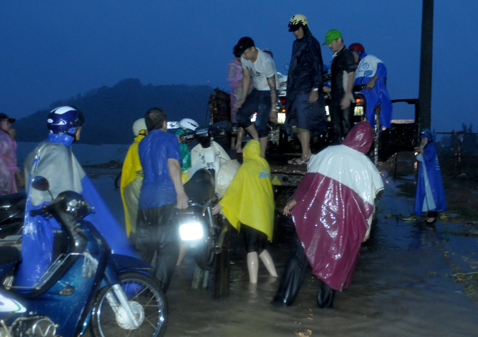 Dan Binh Dinh di  xe ben bang qua dong lu cuon cuon hinh anh