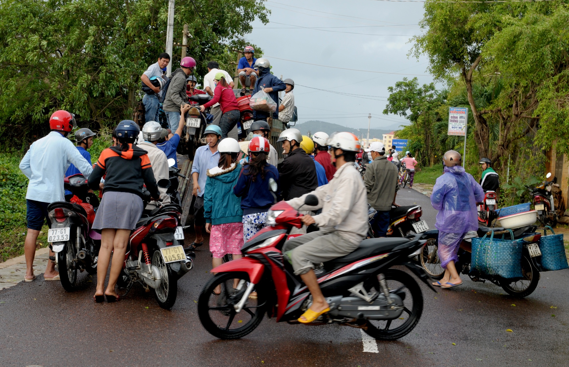Dich vu trung chuyen vung lu anh 1