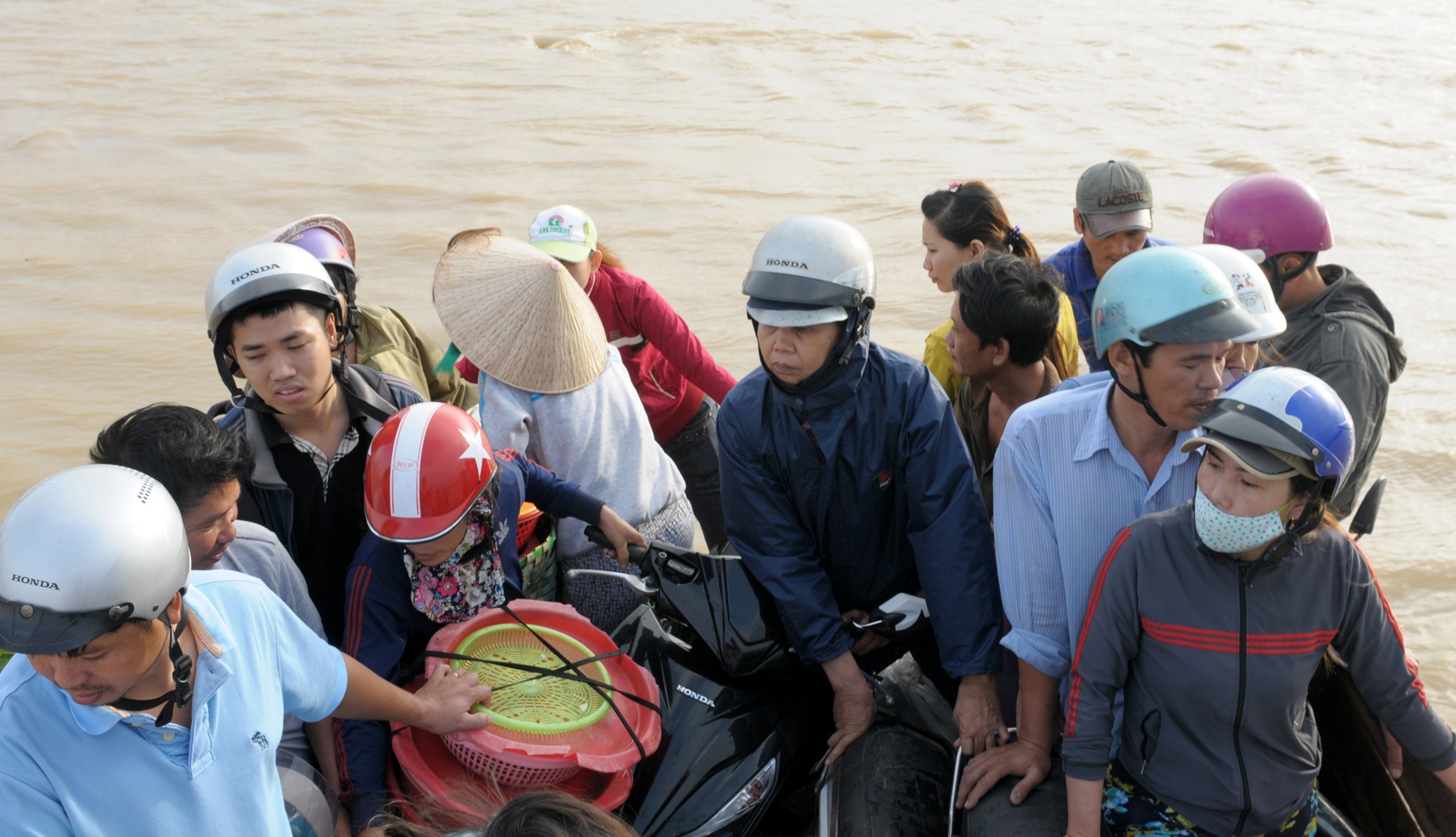 Dich vu trung chuyen nguoi dan vung lu mien Trung hinh anh