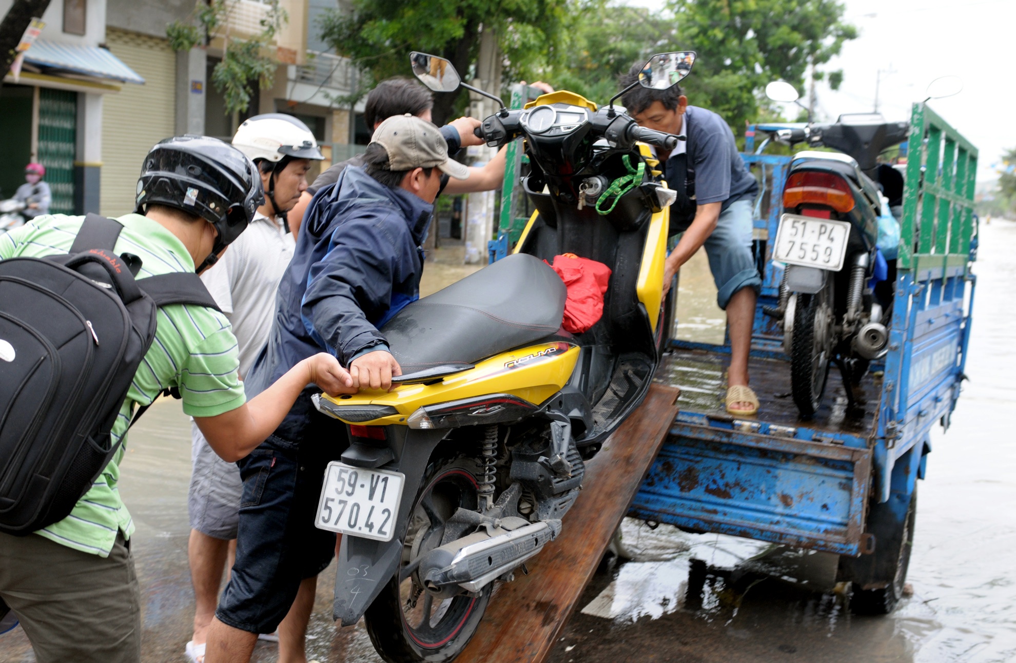 Dich vu trung chuyen vung lu anh 8