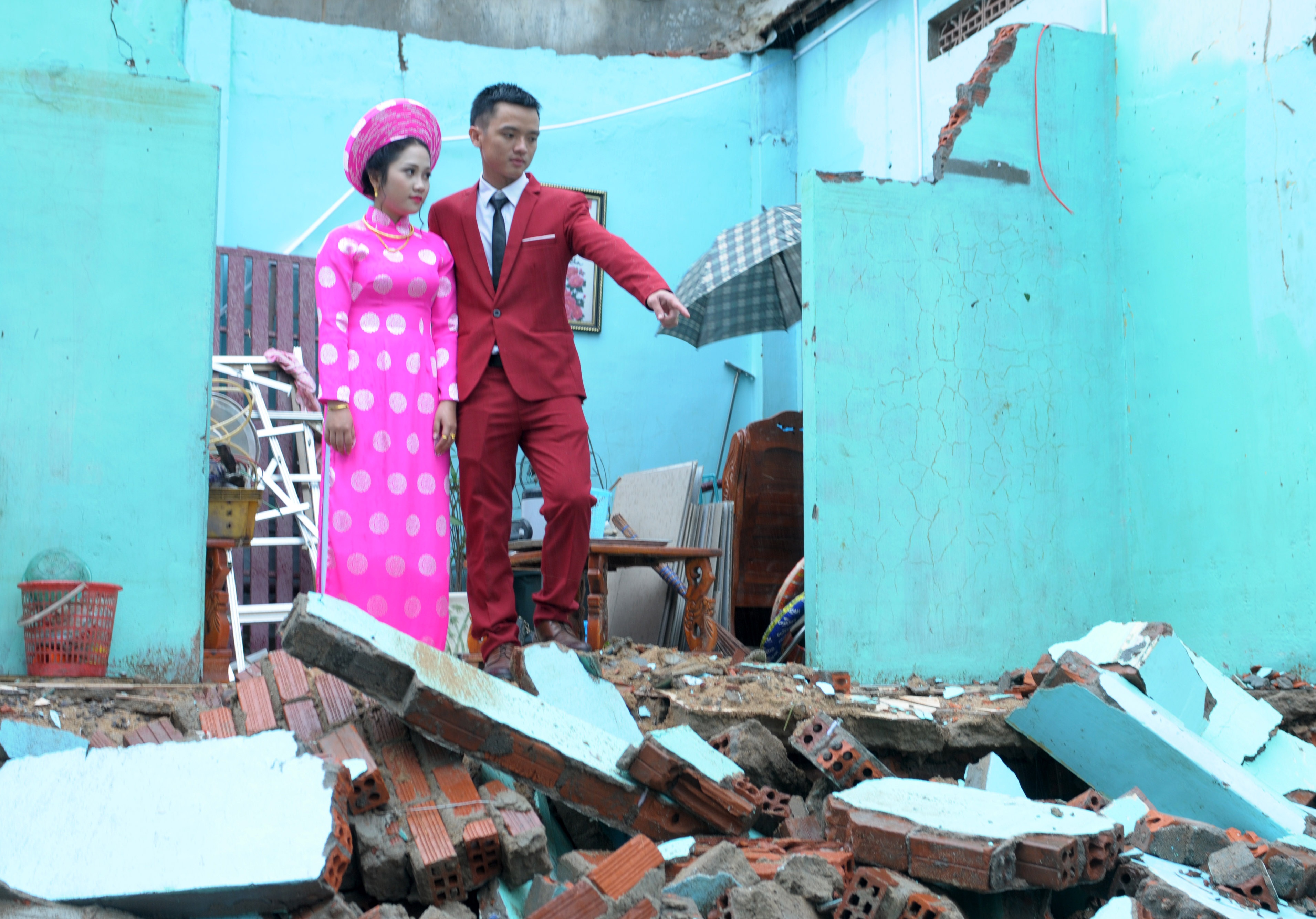 Dam cuoi ben can nha sap trong mua lu hinh anh