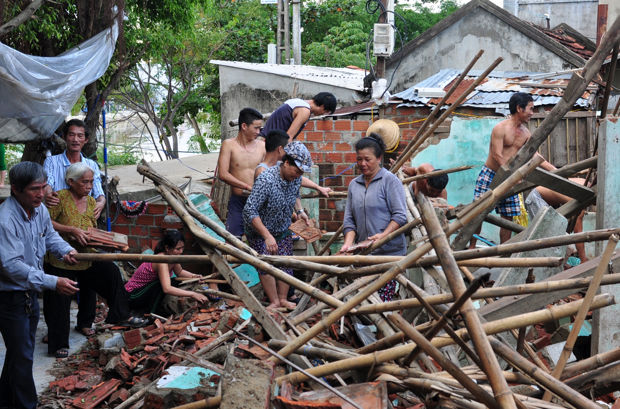 Tình làng sau lũ ảnh 3 Tinh lang sau lu anh 3