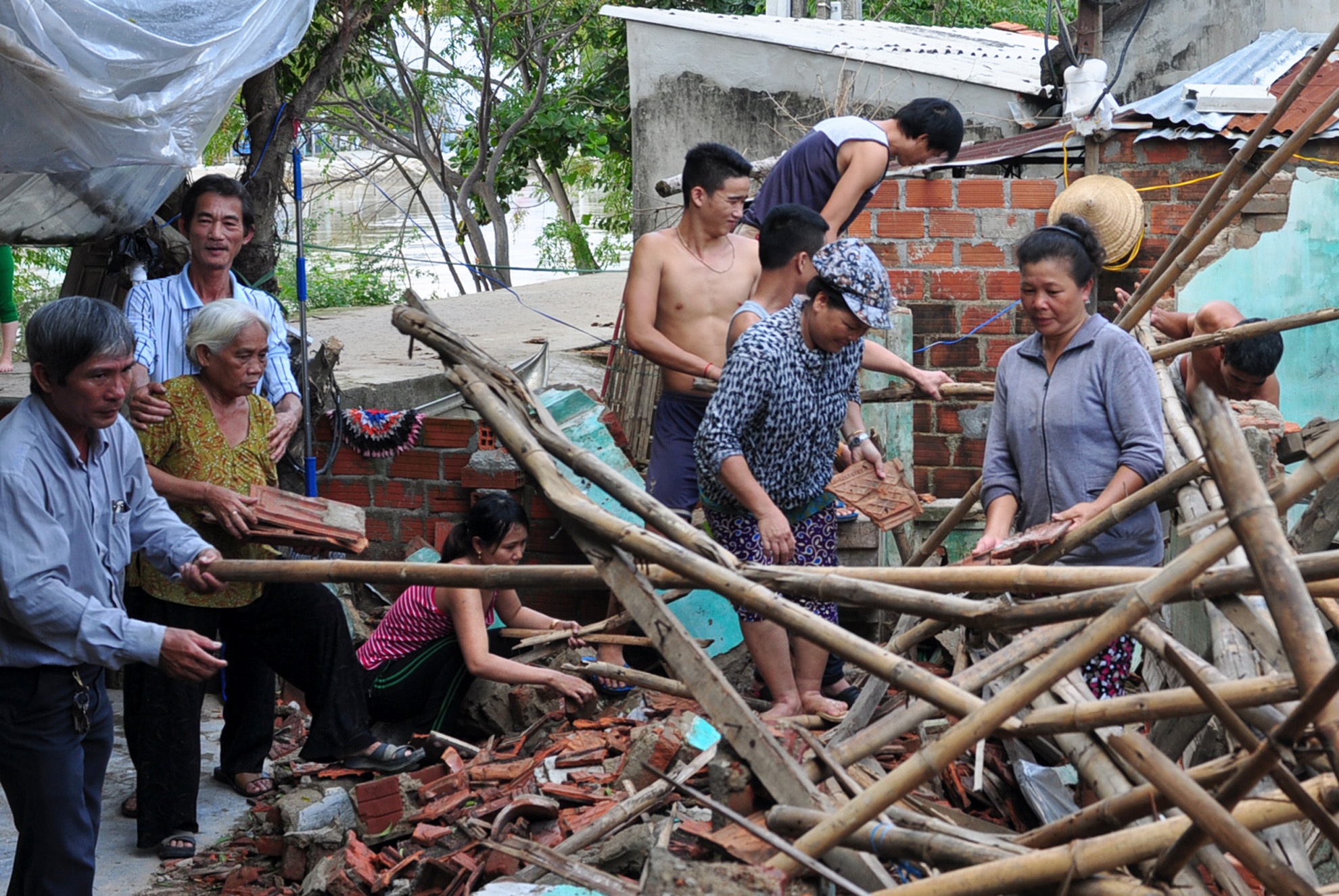 Dan lang giup nhau tim gia suc, dung nha sap sau lu hinh anh