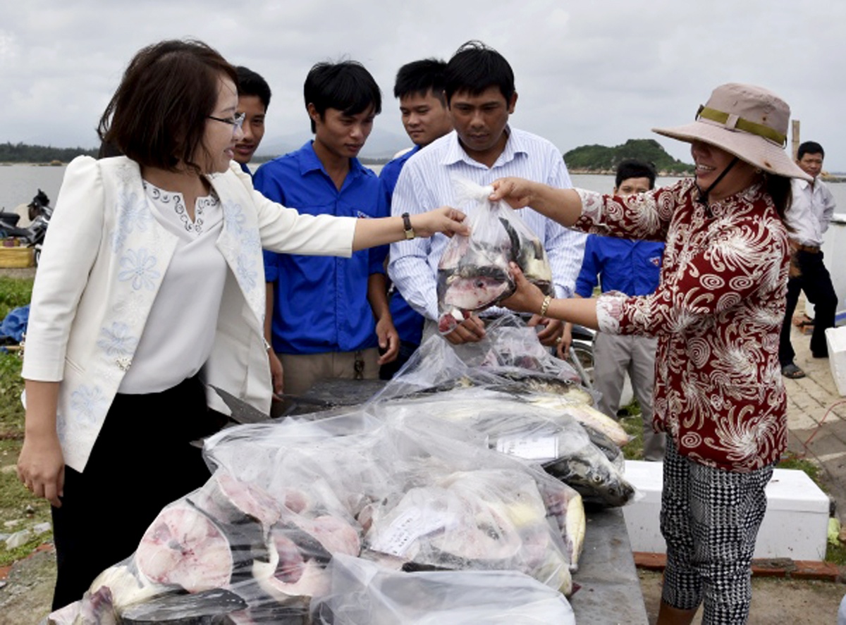 Nu bi thu huyen len Facebook ban ca bop giup dan hinh anh