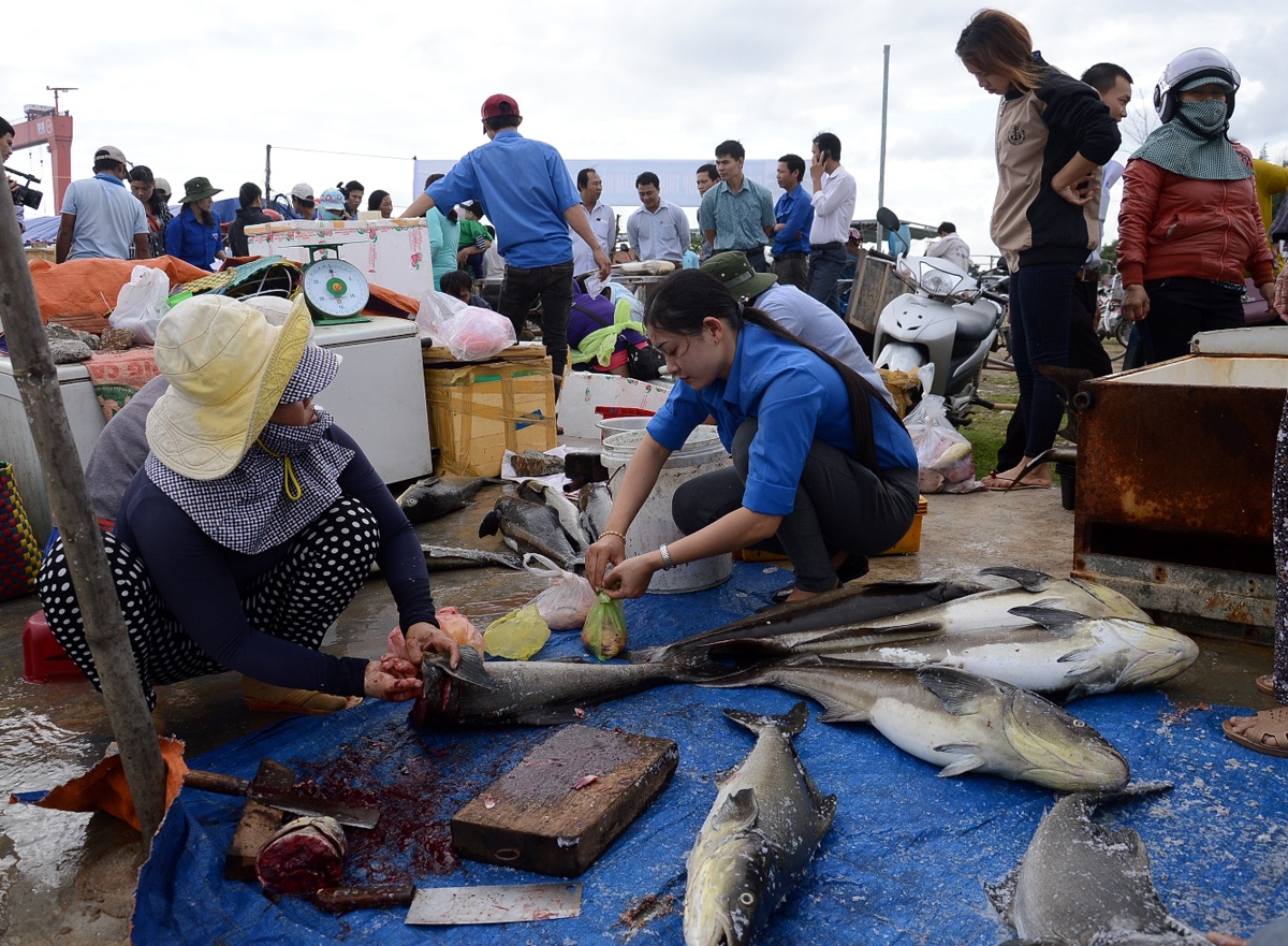 Nu Bi thu huyen giup dan ban ca bop anh 2