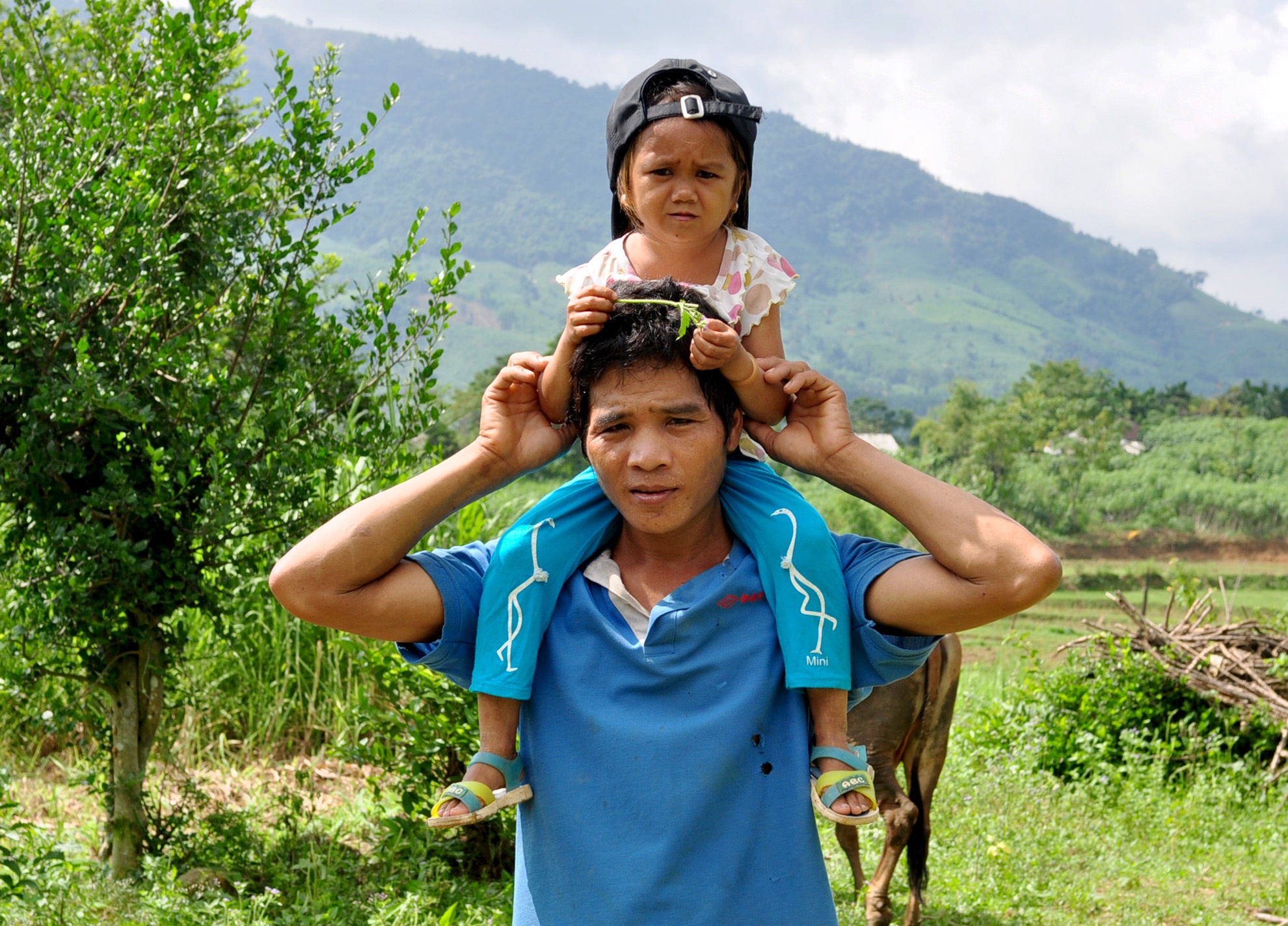 Co gai 20 tuoi ti hon hon nhien giua nui rung hinh anh