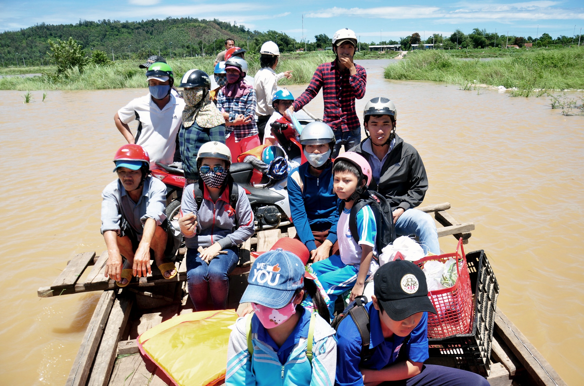 Hoc sinh Quang Ngai doi mat nguy hiem khi vuot song di hoc hinh anh