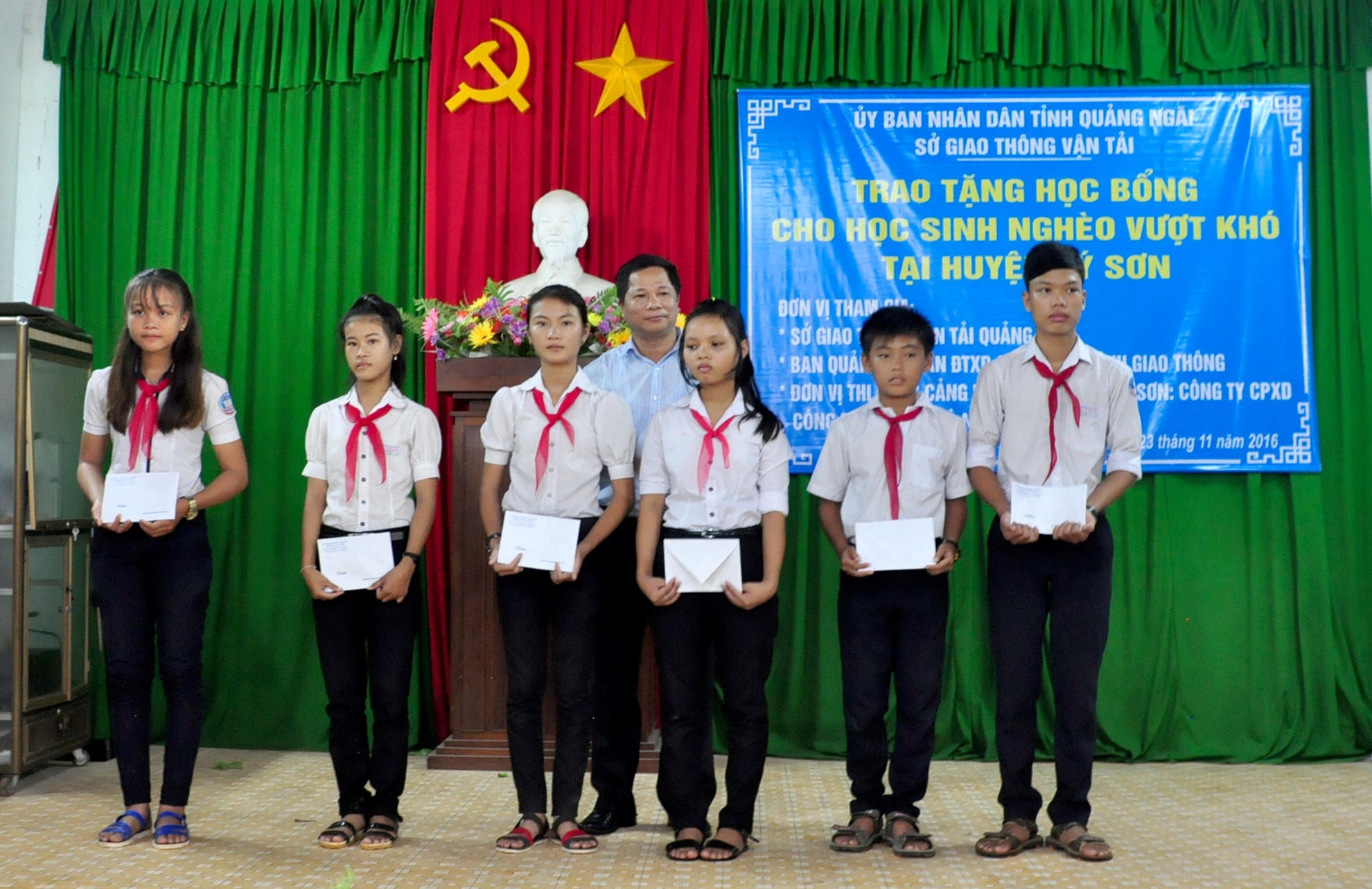 Tiet kiem tien khoi cong cang bien ho tro hoc sinh ngheo hinh anh