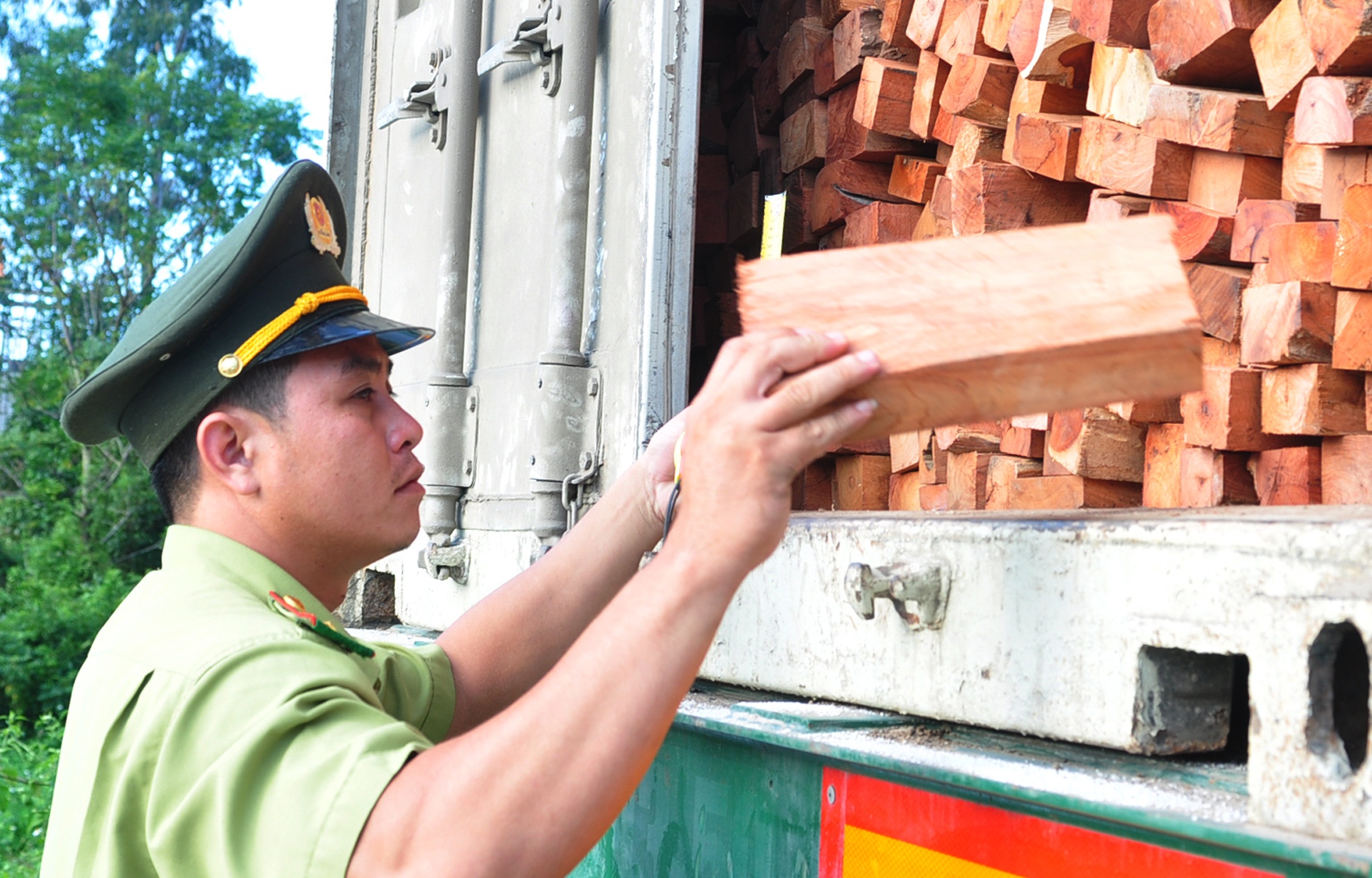 Tam giu xe container cho hang chuc tan lam san quy hiem hinh anh